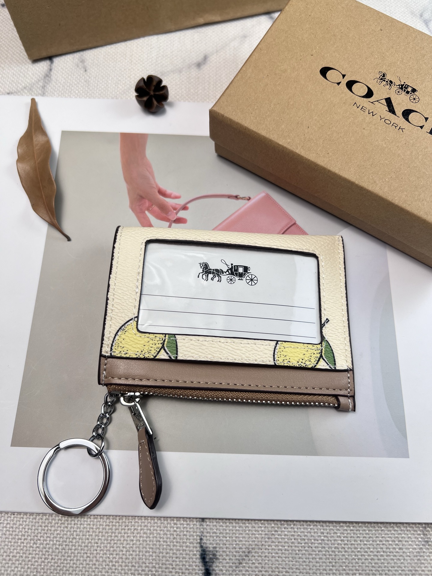 Coach ～新款coach卡包CAR18柠檬 4个卡位 中间是拉链袋 带一个钥匙环 完美配置 现在带现金出门的人没几个了