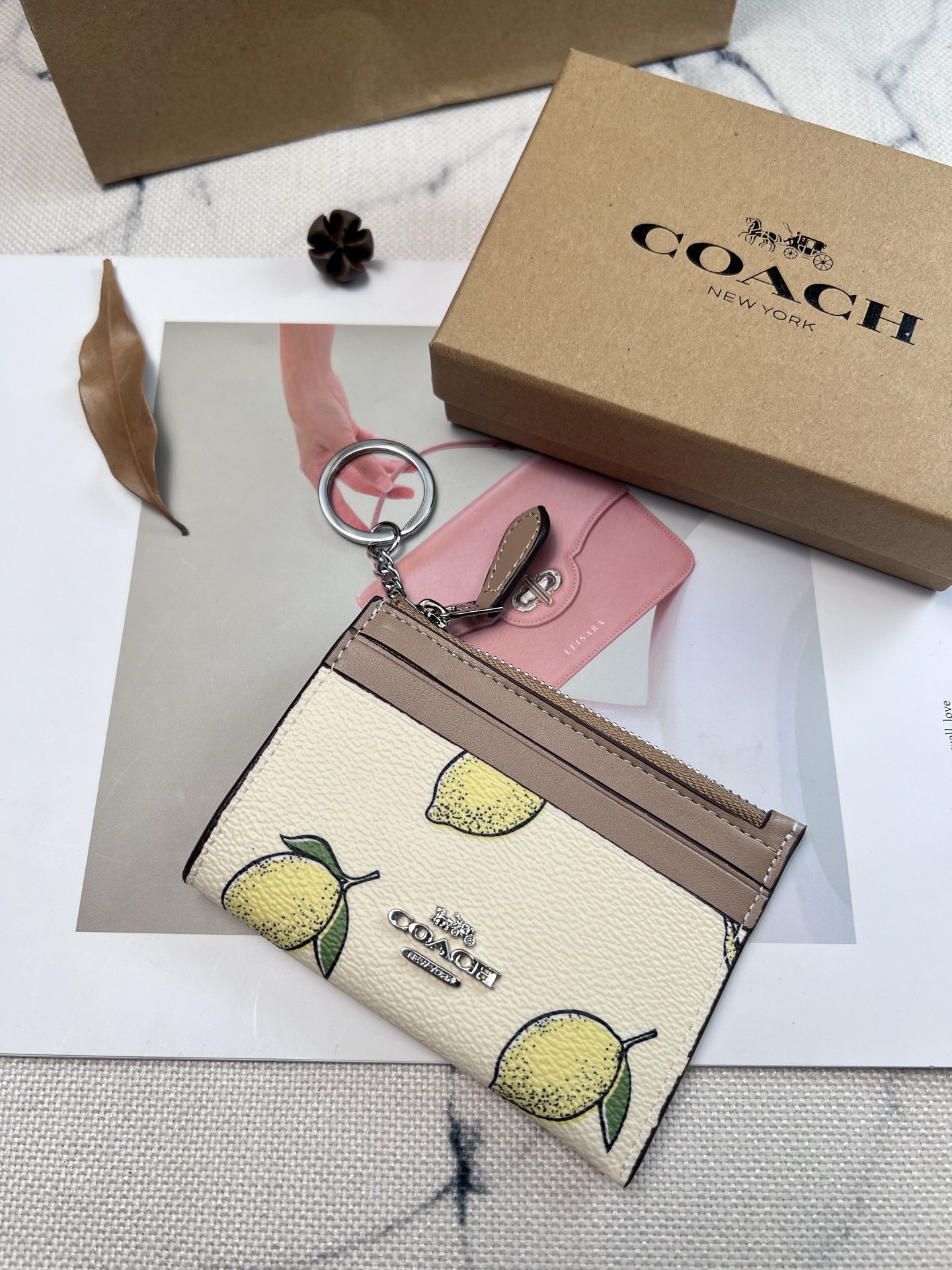 Coach ～新款coach卡包CAR18柠檬 4个卡位 中间是拉链袋 带一个钥匙环 完美配置 现在带现金出门的人没几个了