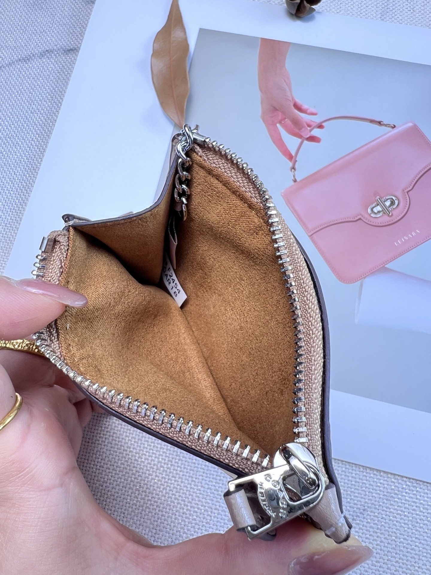 Coach ～新款coach卡包CAR18柠檬 4个卡位 中间是拉链袋 带一个钥匙环 完美配置 现在带现金出门的人没几个了
