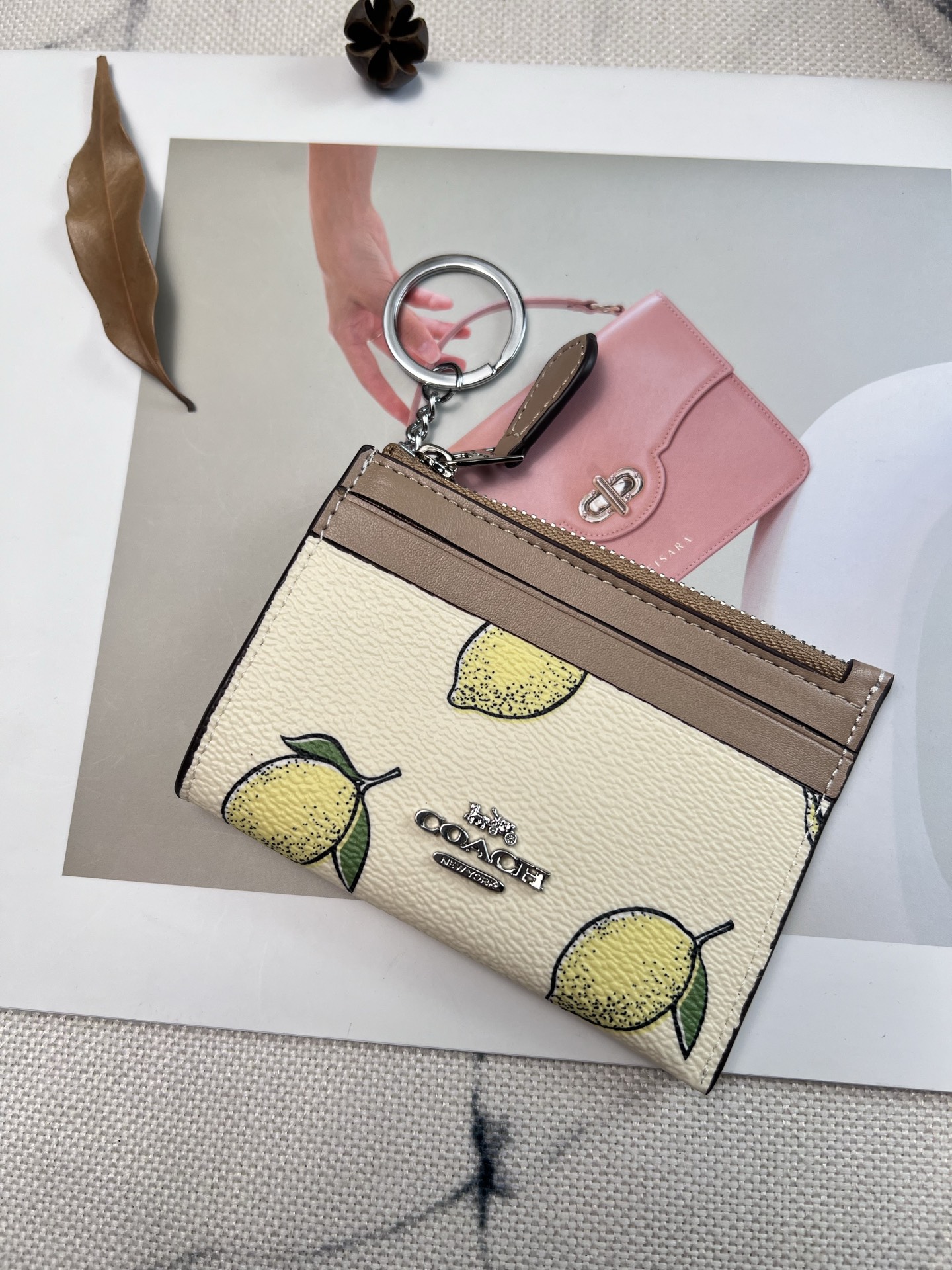 Coach ～新款coach卡包CAR18柠檬 4个卡位 中间是拉链袋 带一个钥匙环 完美配置 现在带现金出门的人没几个了