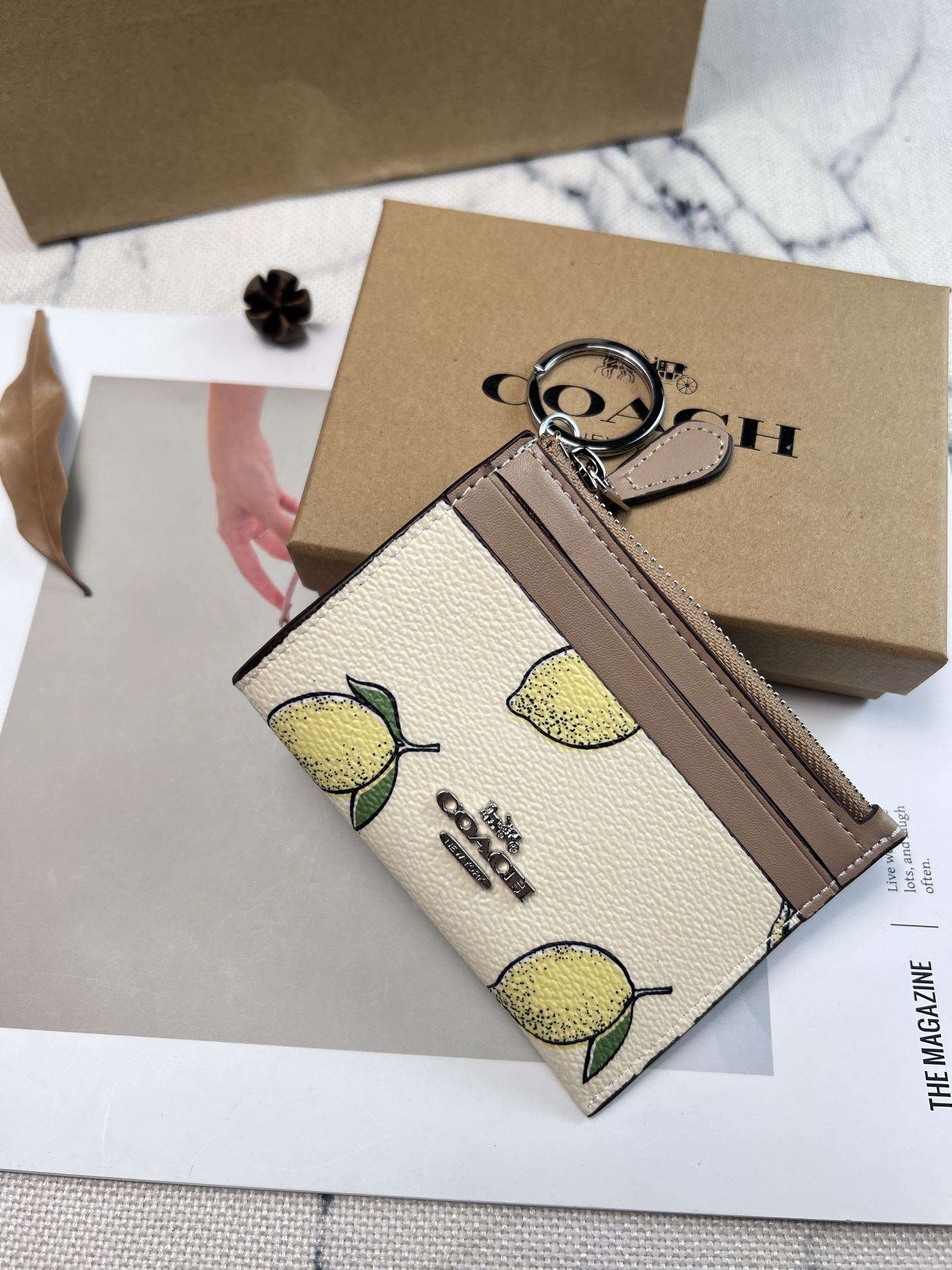 Coach ～新款coach卡包CAR18柠檬 4个卡位 中间是拉链袋 带一个钥匙环 完美配置 现在带现金出门的人没几个了