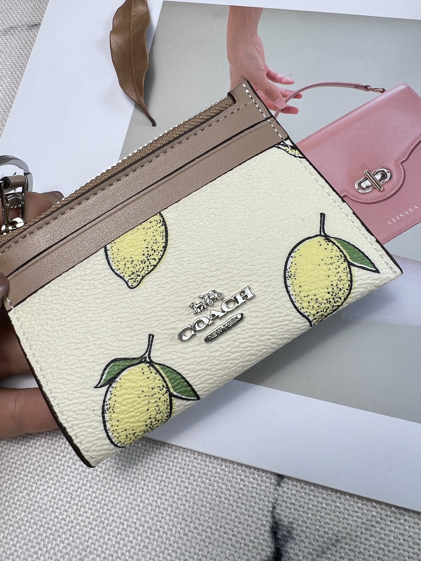 Coach ～新款coach卡包CAR18柠檬 4个卡位 中间是拉链袋 带一个钥匙环 完美配置 现在带现金出门的人没几个了