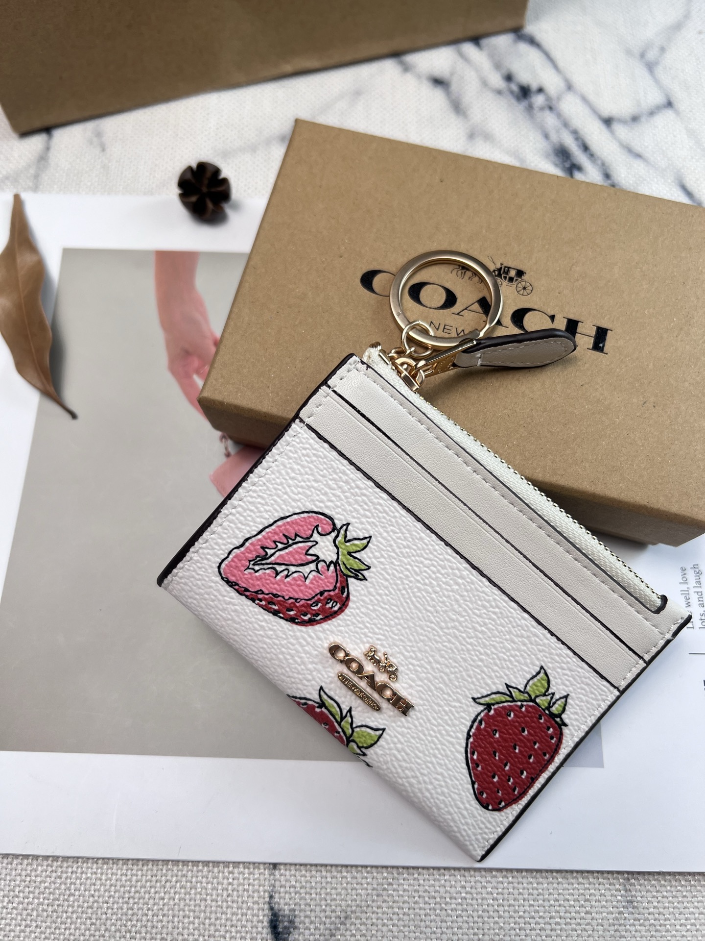 Coach ～新款coach卡包CAR17草莓 这个卡包好可爱 4个卡位 中间是拉链袋