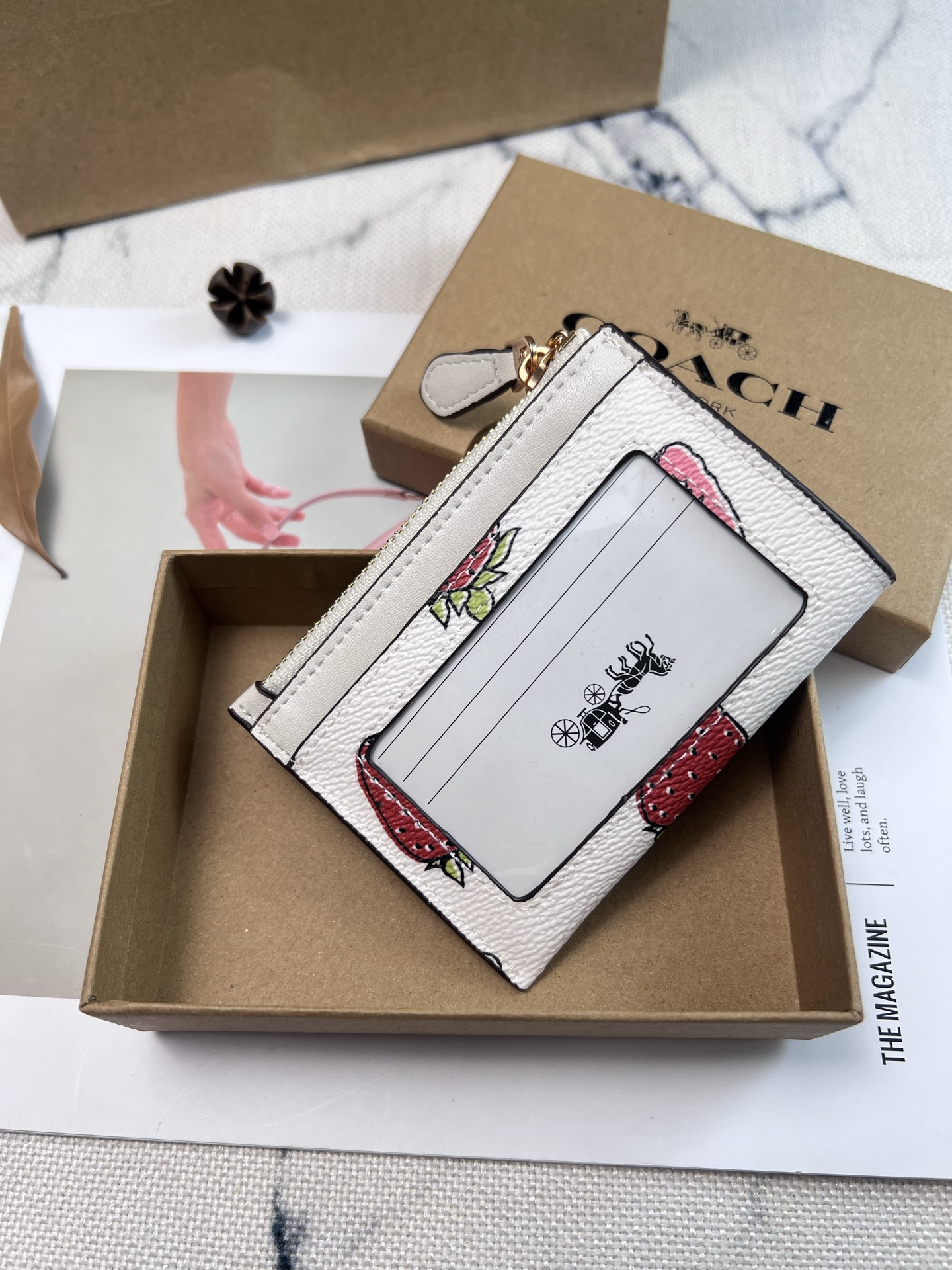 Coach ～新款coach卡包CAR17草莓 这个卡包好可爱 4个卡位 中间是拉链袋