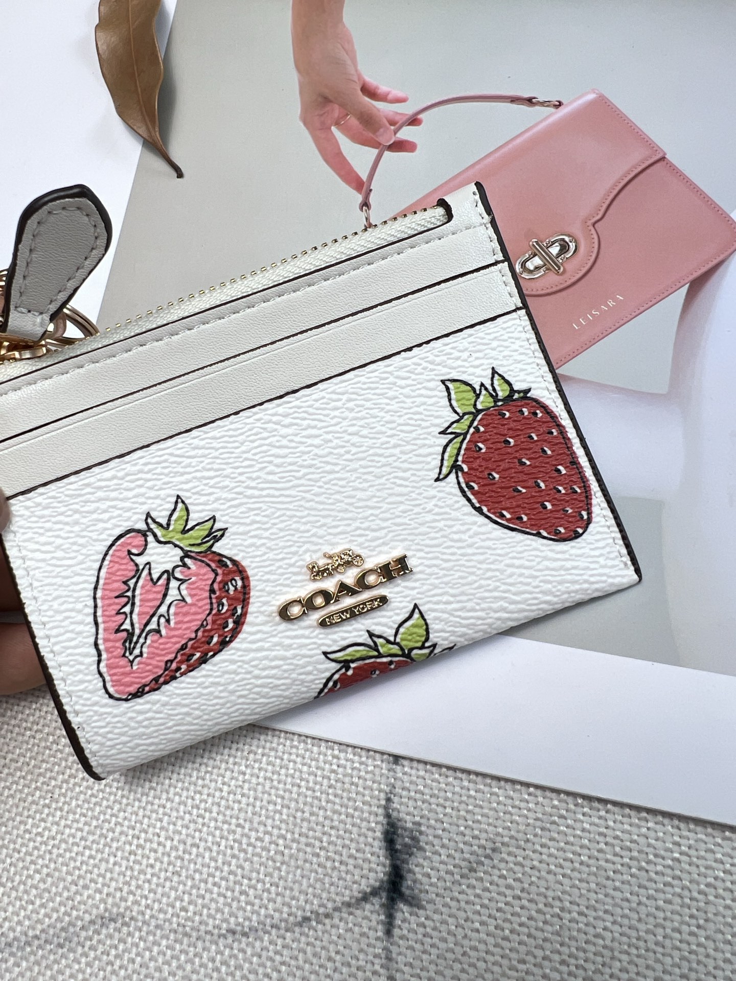 Coach ～新款coach卡包CAR17草莓 这个卡包好可爱 4个卡位 中间是拉链袋