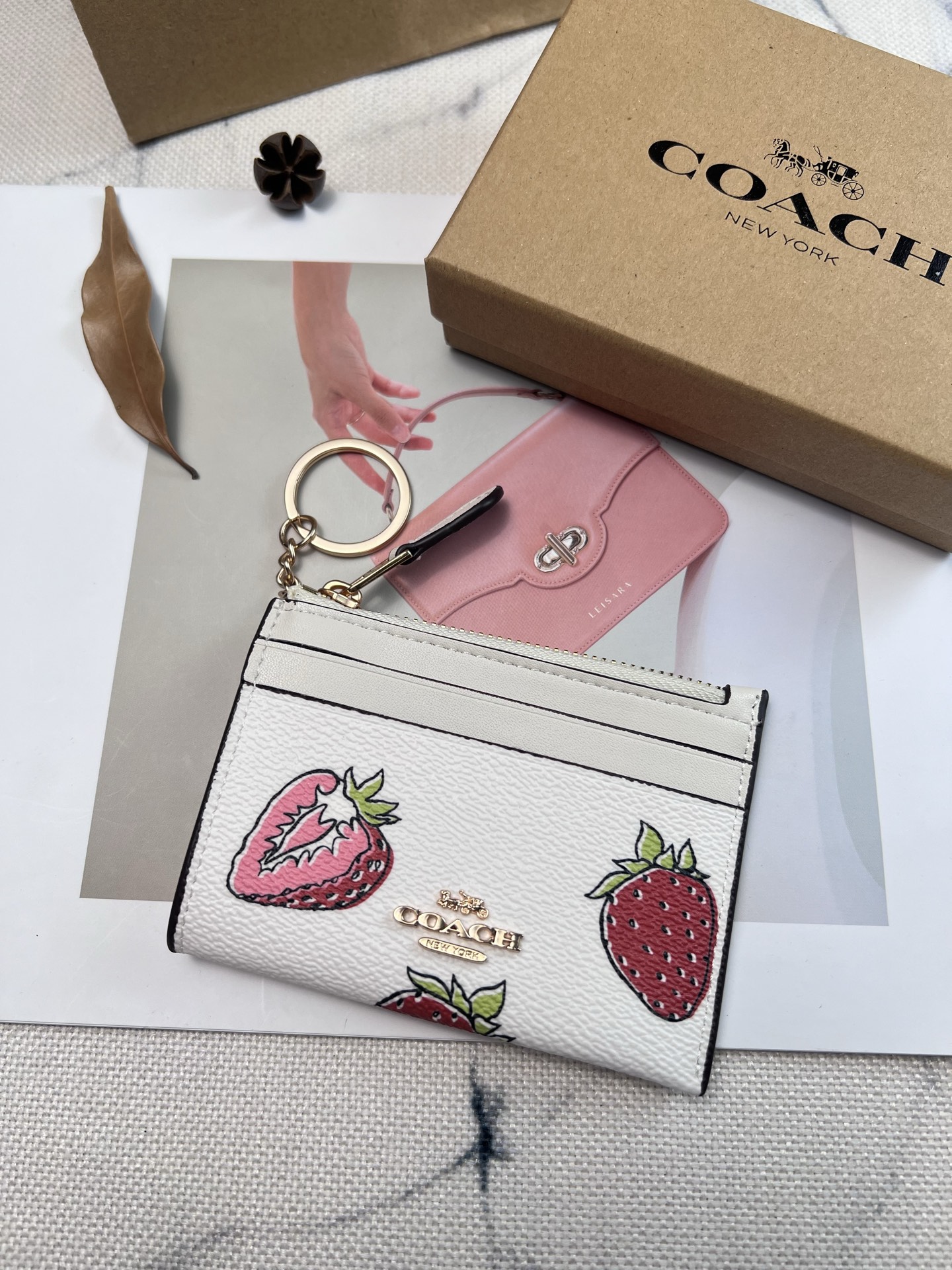 Coach ～新款coach卡包CAR17草莓 这个卡包好可爱 4个卡位 中间是拉链袋