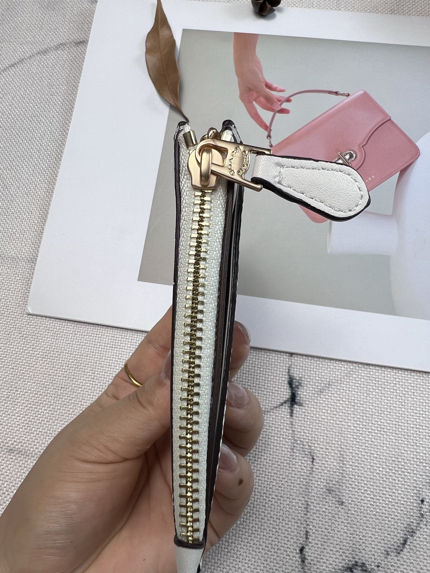 Coach ～新款coach卡包CAR17草莓 这个卡包好可爱 4个卡位 中间是拉链袋