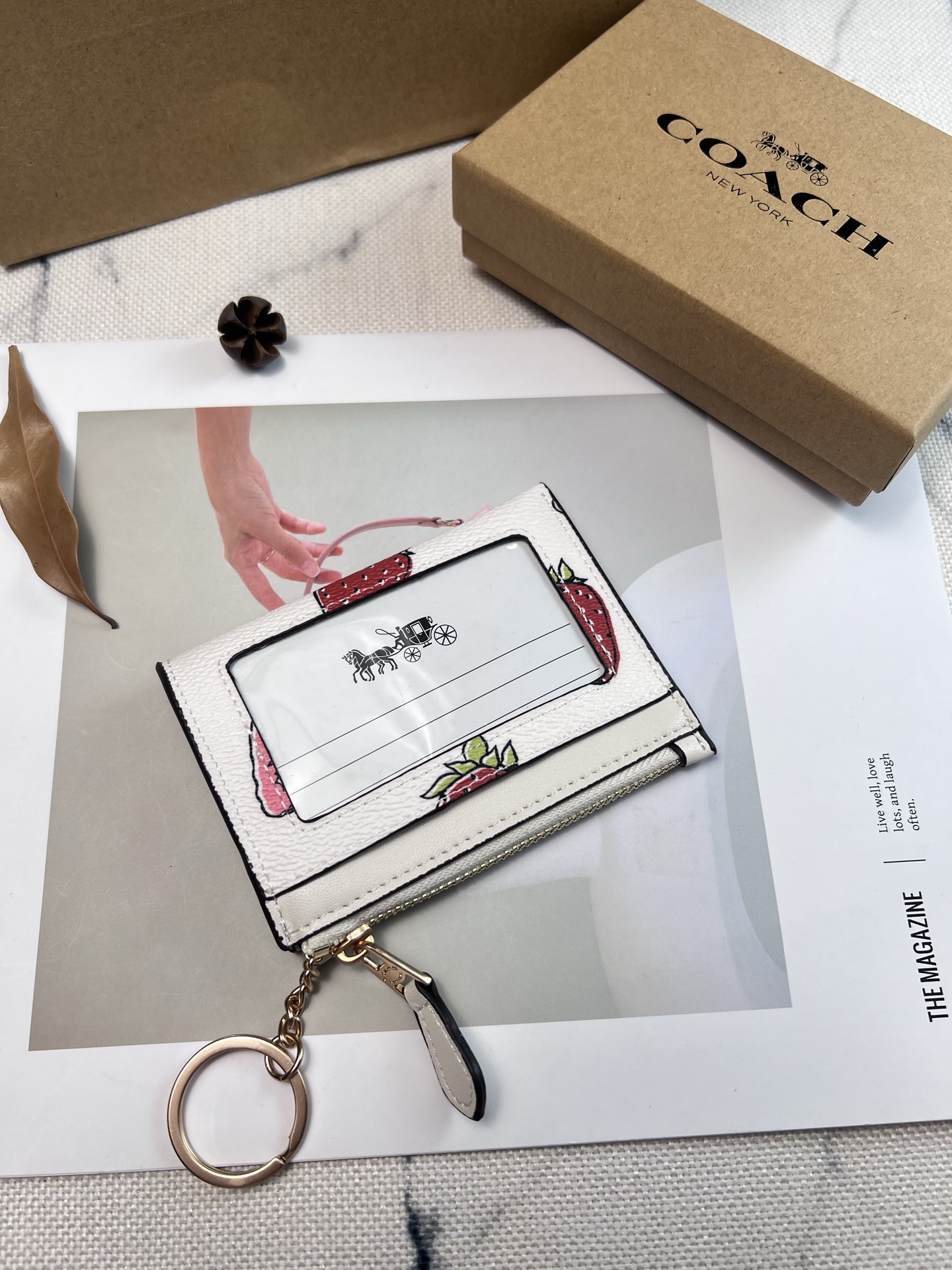 Coach ～新款coach卡包CAR17草莓 这个卡包好可爱 4个卡位 中间是拉链袋
