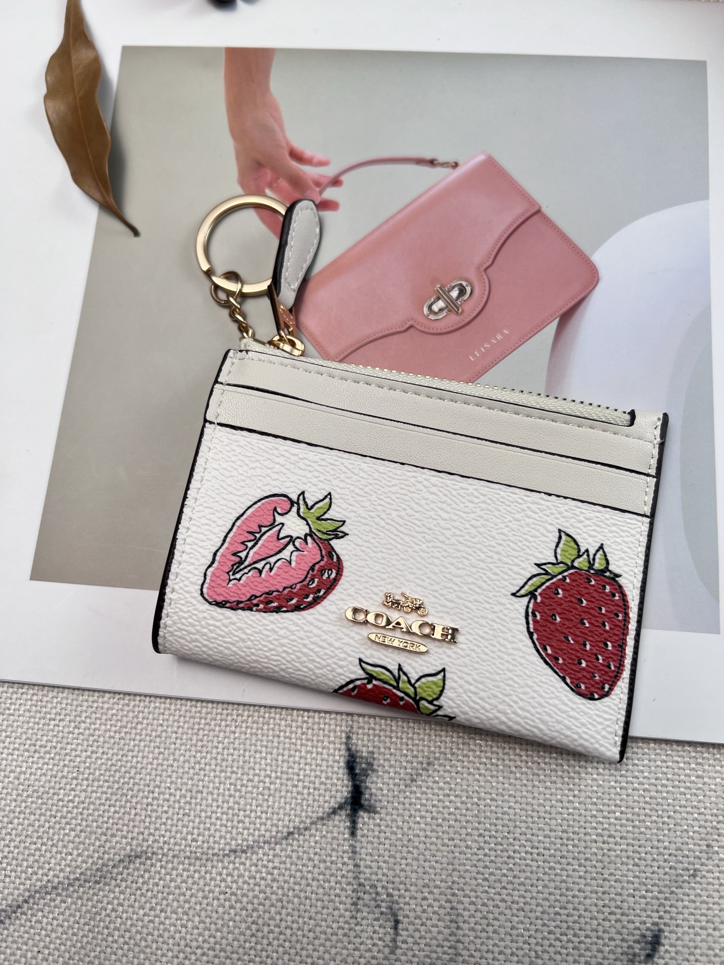 Coach ～新款coach卡包CAR17草莓 这个卡包好可爱 4个卡位 中间是拉链袋
