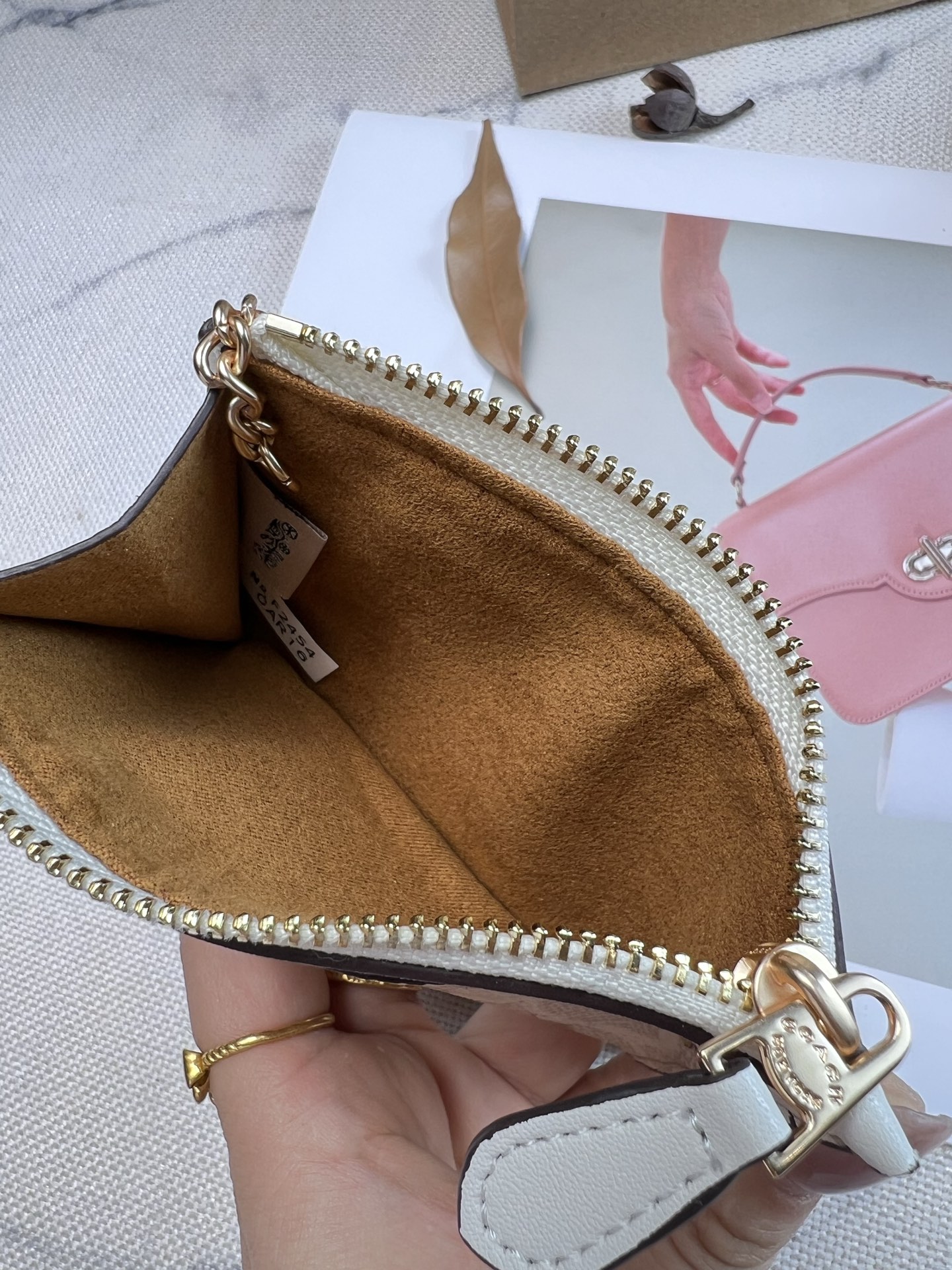 Coach ～新款coach卡包CAR16粉色花卉图案系列 这个卡包好可爱 4个卡位 中间是拉链袋