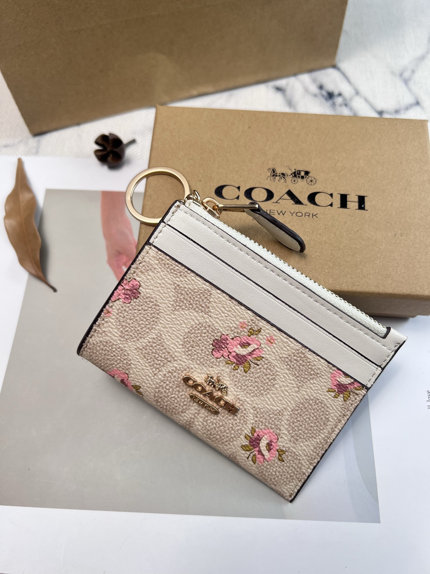 Coach ～新款coach卡包CAR16粉色花卉图案系列 这个卡包好可爱 4个卡位 中间是拉链袋