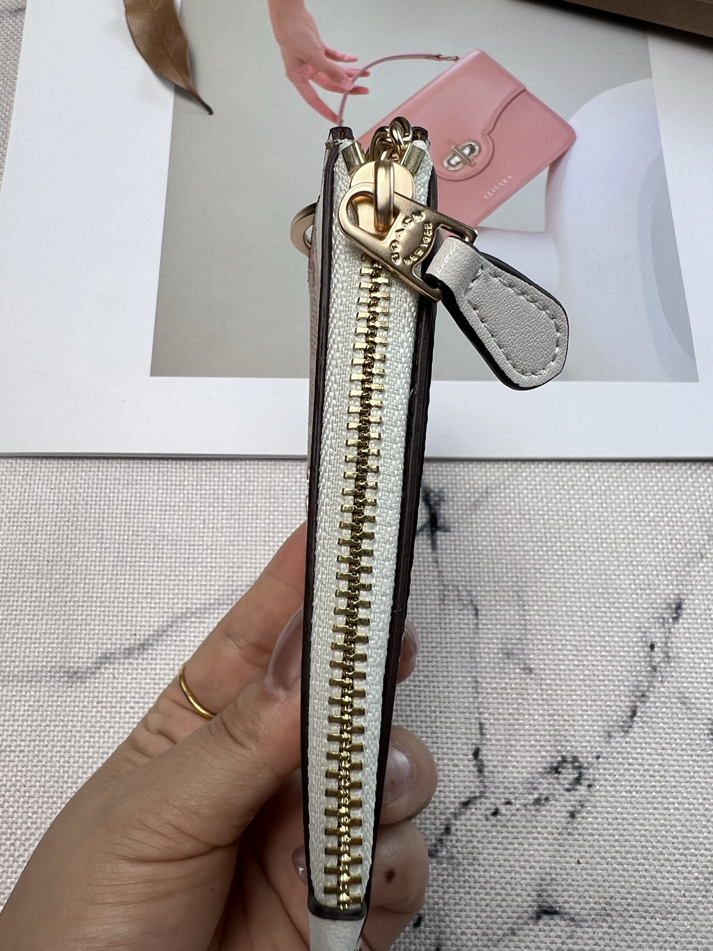 Coach ～新款coach卡包CAR16粉色花卉图案系列 这个卡包好可爱 4个卡位 中间是拉链袋
