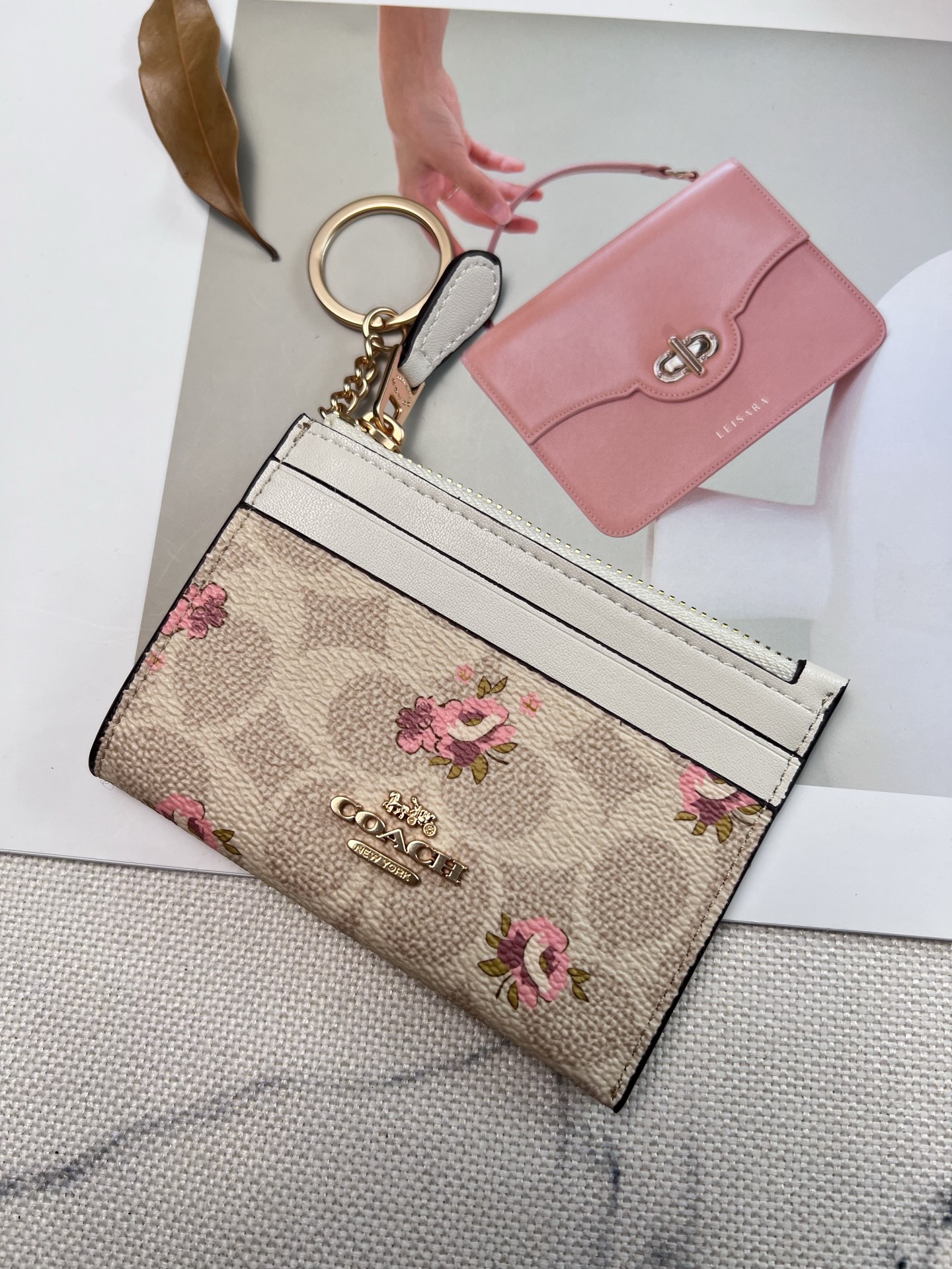 Coach ～新款coach卡包CAR16粉色花卉图案系列 这个卡包好可爱 4个卡位 中间是拉链袋