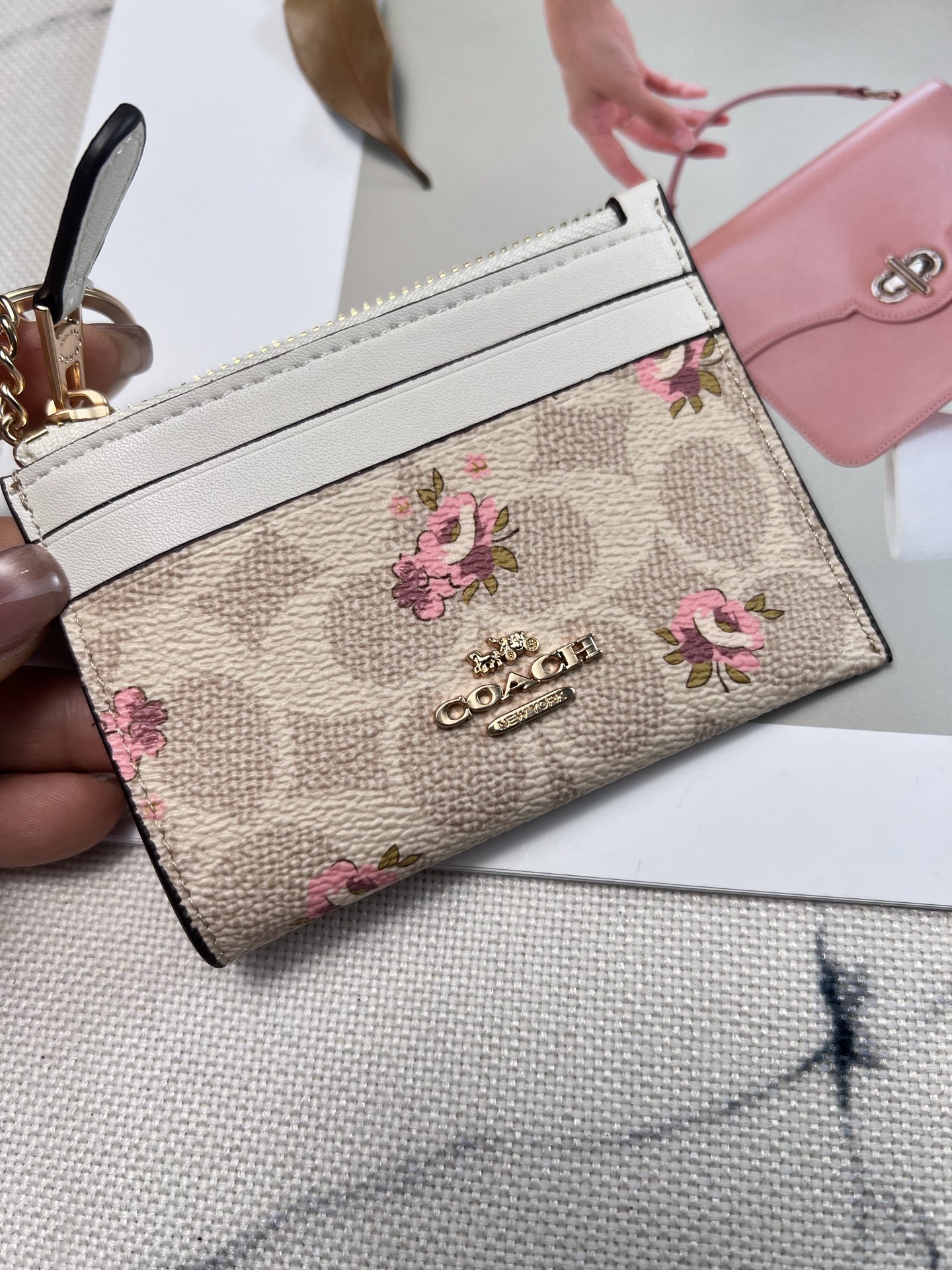 Coach ～新款coach卡包CAR16粉色花卉图案系列 这个卡包好可爱 4个卡位 中间是拉链袋