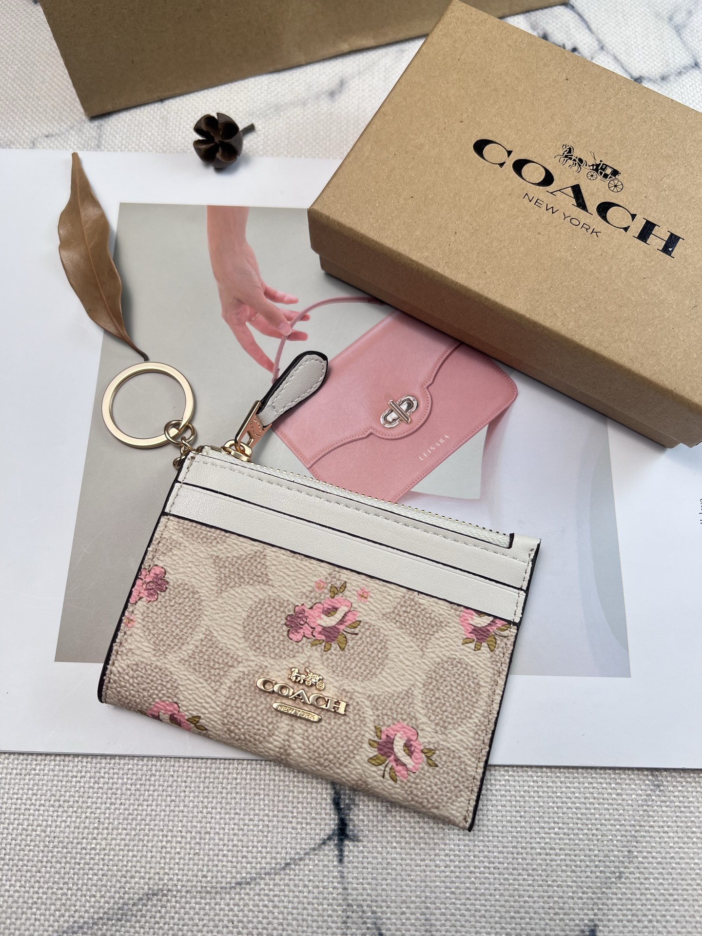 Coach ～新款coach卡包CAR16粉色花卉图案系列 这个卡包好可爱 4个卡位 中间是拉链袋