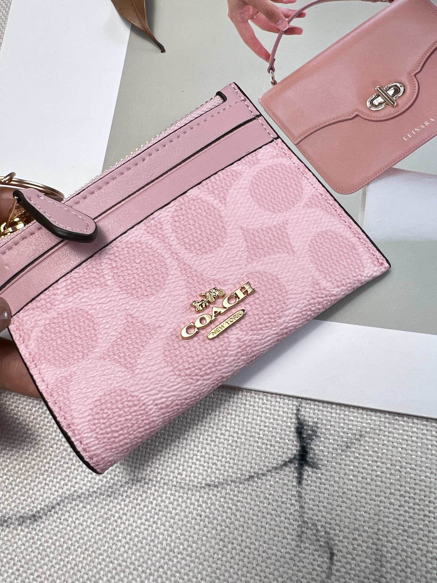 Coach ～新款coach卡包CW870樱花 4个卡位 中间是拉链袋 带一个钥匙环 完美配置 现在带现金出门的人没几个了