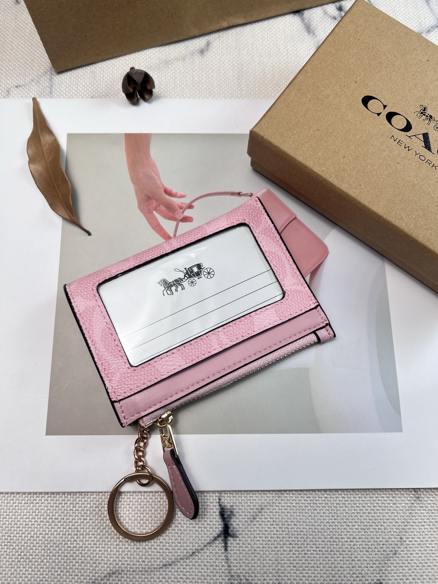 Coach ～新款coach卡包CW870樱花 4个卡位 中间是拉链袋 带一个钥匙环 完美配置 现在带现金出门的人没几个了