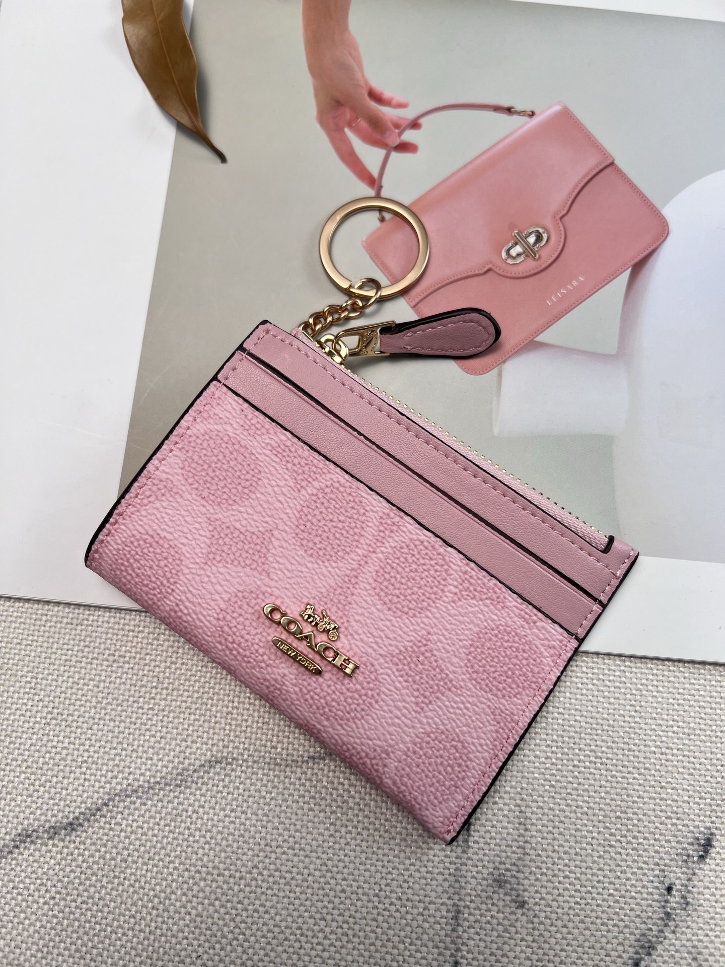 Coach ～新款coach卡包CW870樱花 4个卡位 中间是拉链袋 带一个钥匙环 完美配置 现在带现金出门的人没几个了