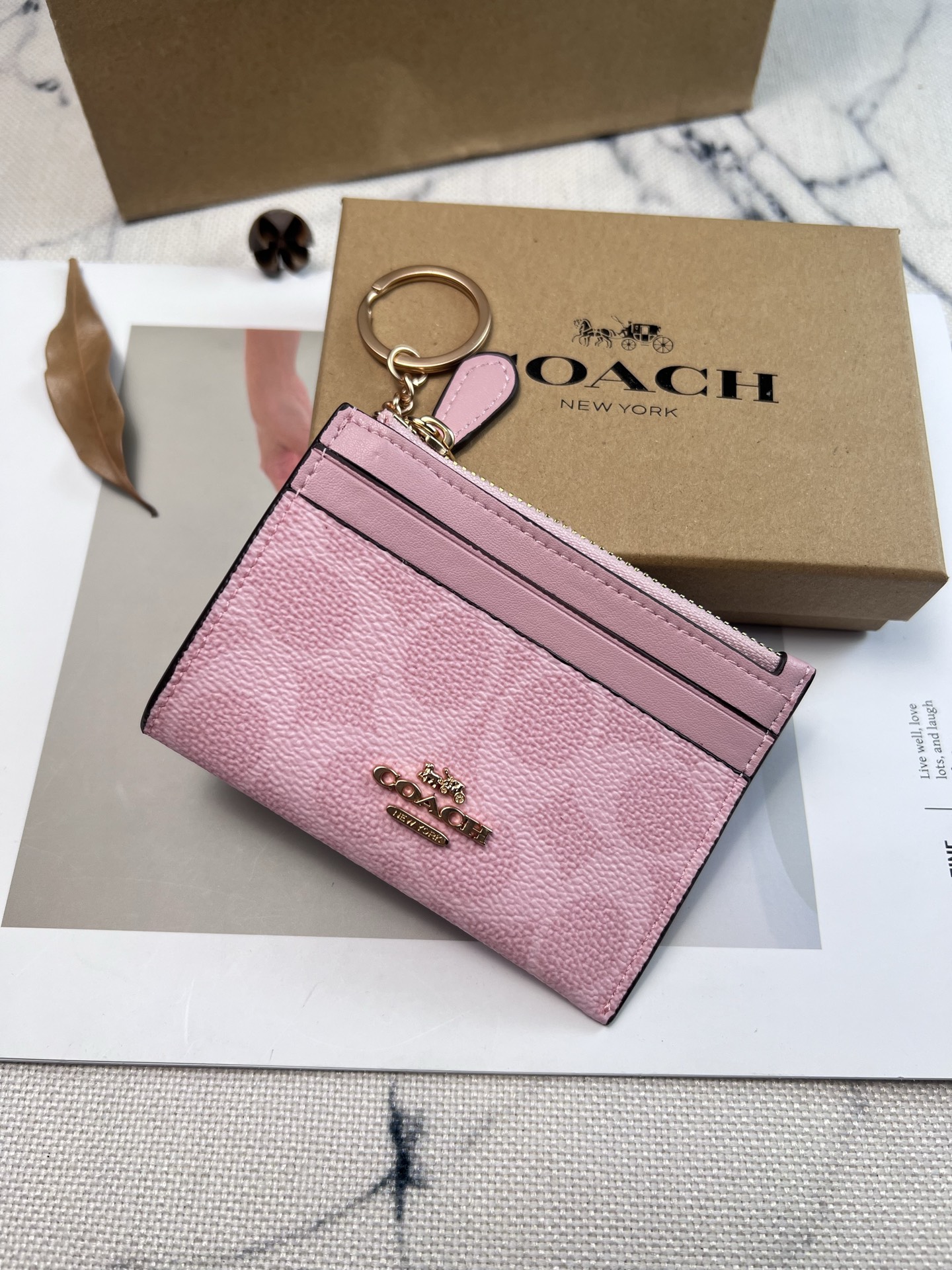 Coach ～新款coach卡包CW870樱花 4个卡位 中间是拉链袋 带一个钥匙环 完美配置 现在带现金出门的人没几个了