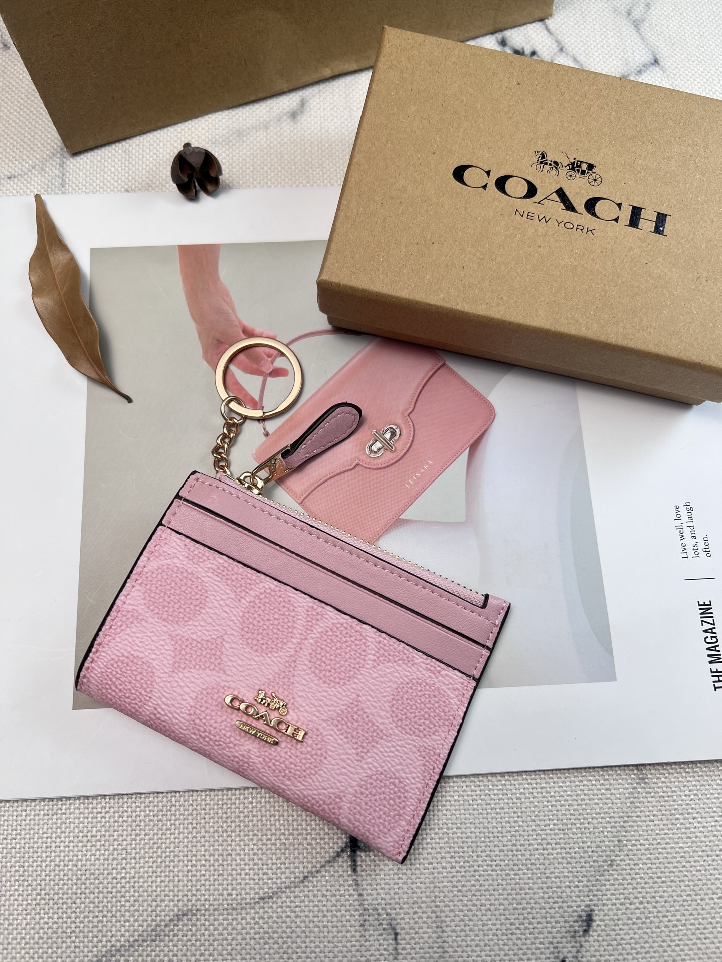 Coach ～新款coach卡包CW870樱花 4个卡位 中间是拉链袋 带一个钥匙环 完美配置 现在带现金出门的人没几个了