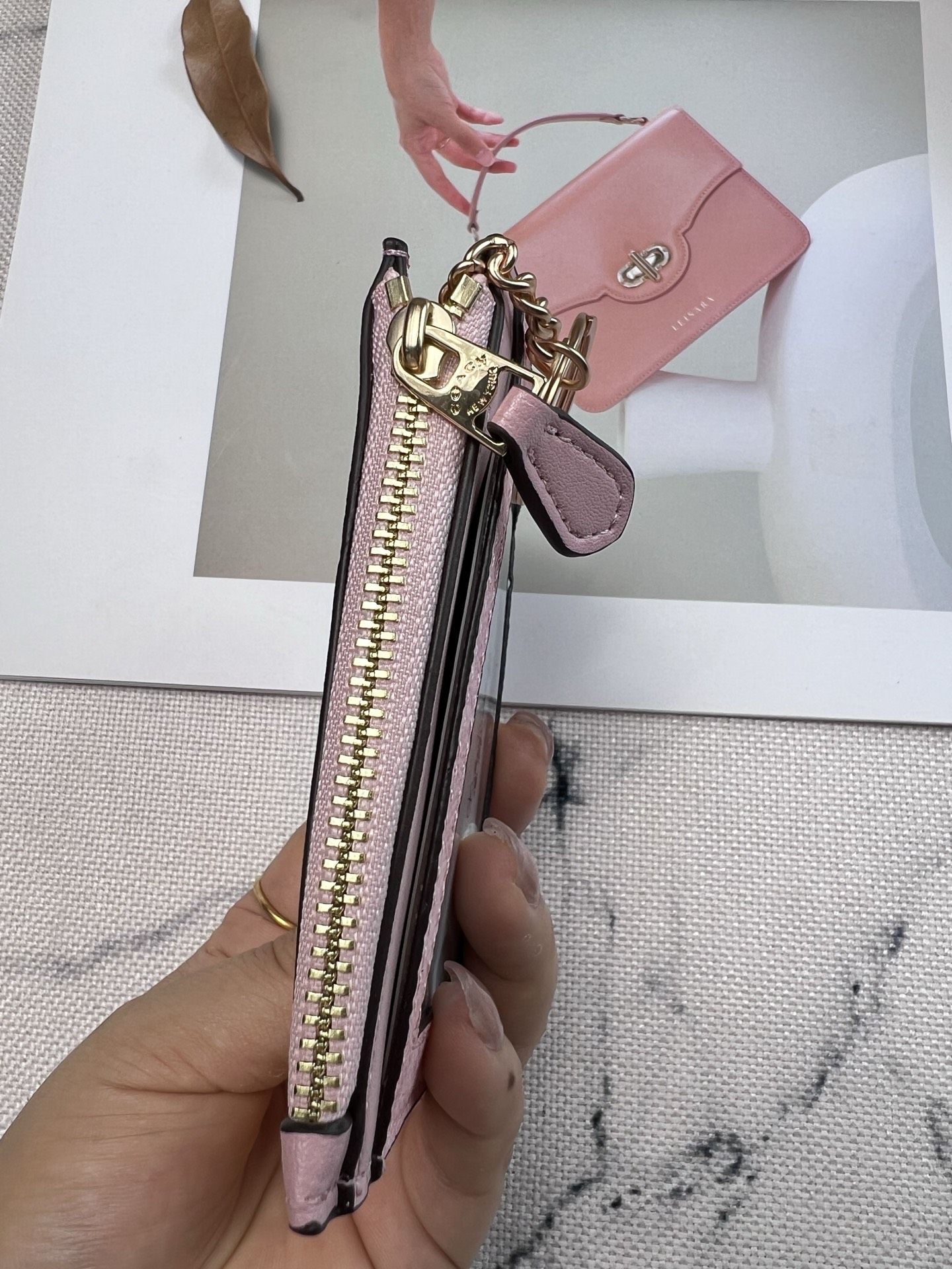 Coach ～新款coach卡包CW870樱花 4个卡位 中间是拉链袋 带一个钥匙环 完美配置 现在带现金出门的人没几个了