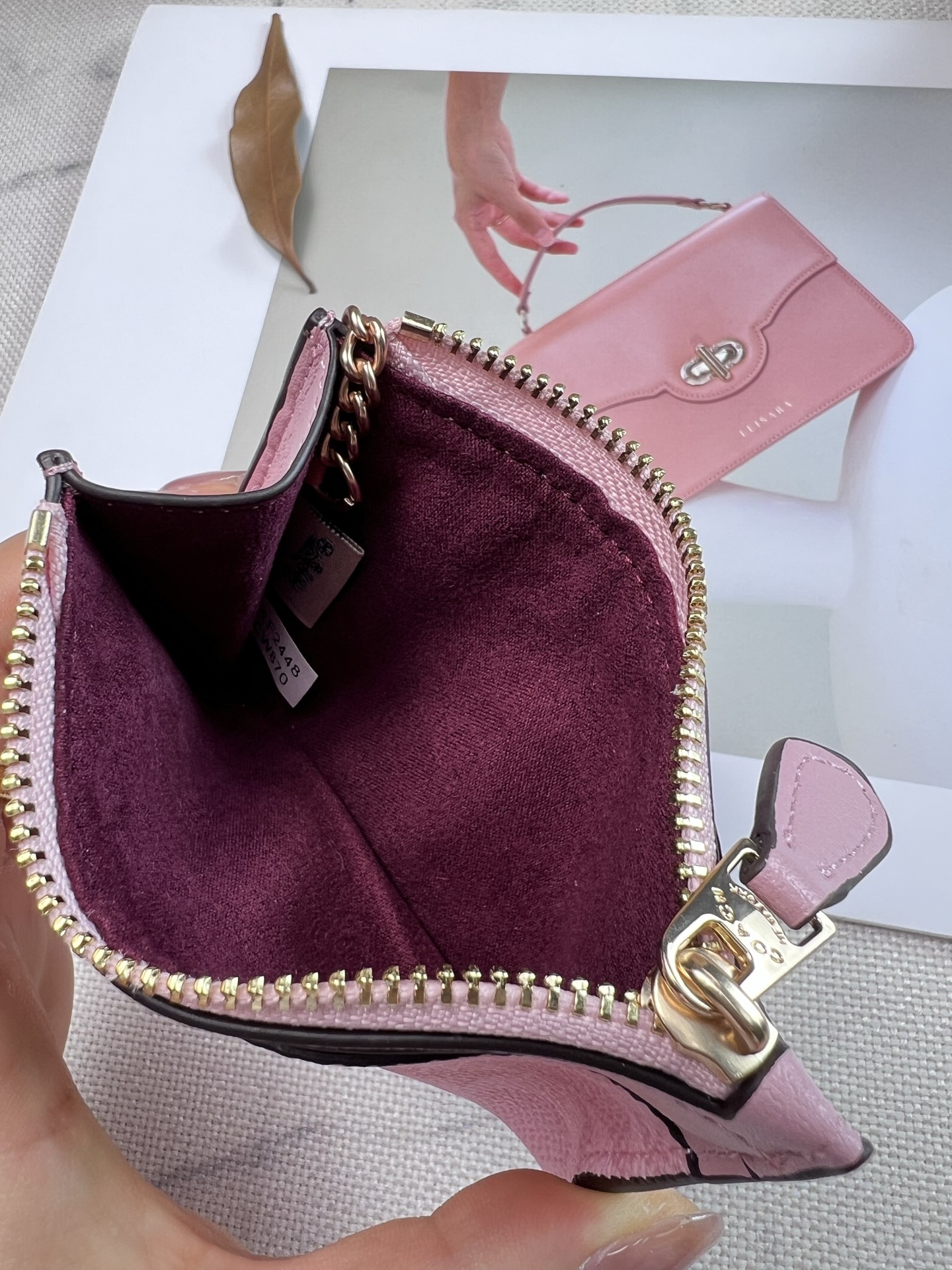 Coach ～新款coach卡包CW870樱花 4个卡位 中间是拉链袋 带一个钥匙环 完美配置 现在带现金出门的人没几个了