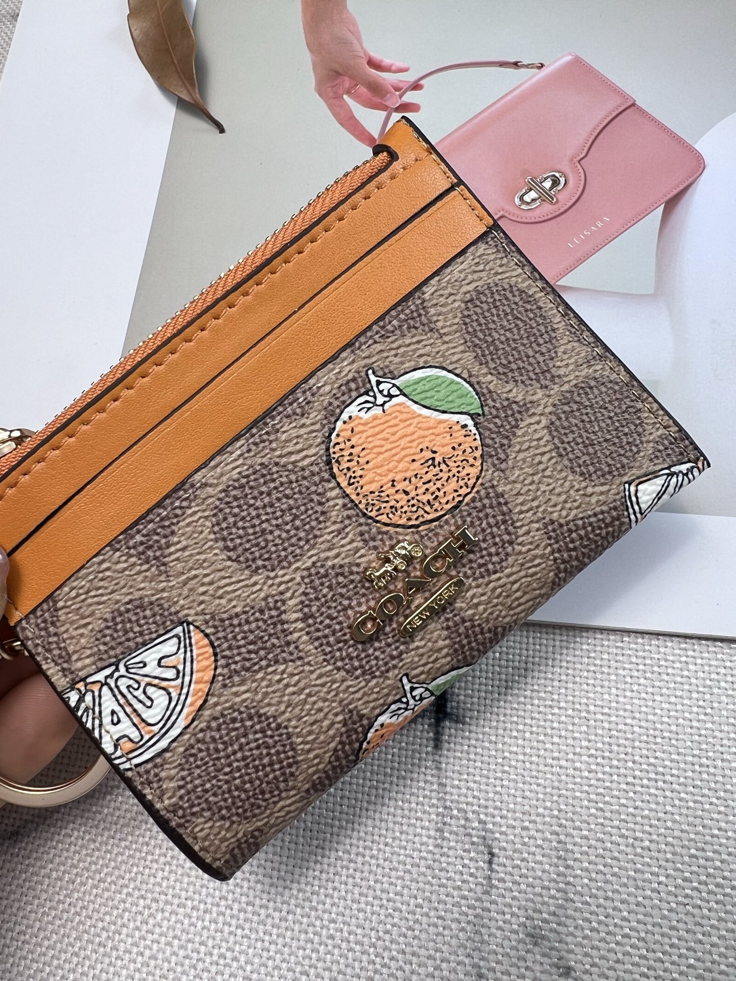 Coach ～新款coach卡包CAR21橘子 这个卡包好可爱 4个卡位 中间是拉链袋