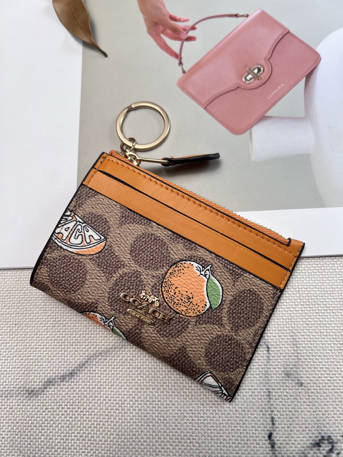 Coach ～新款coach卡包CAR21橘子 这个卡包好可爱 4个卡位 中间是拉链袋