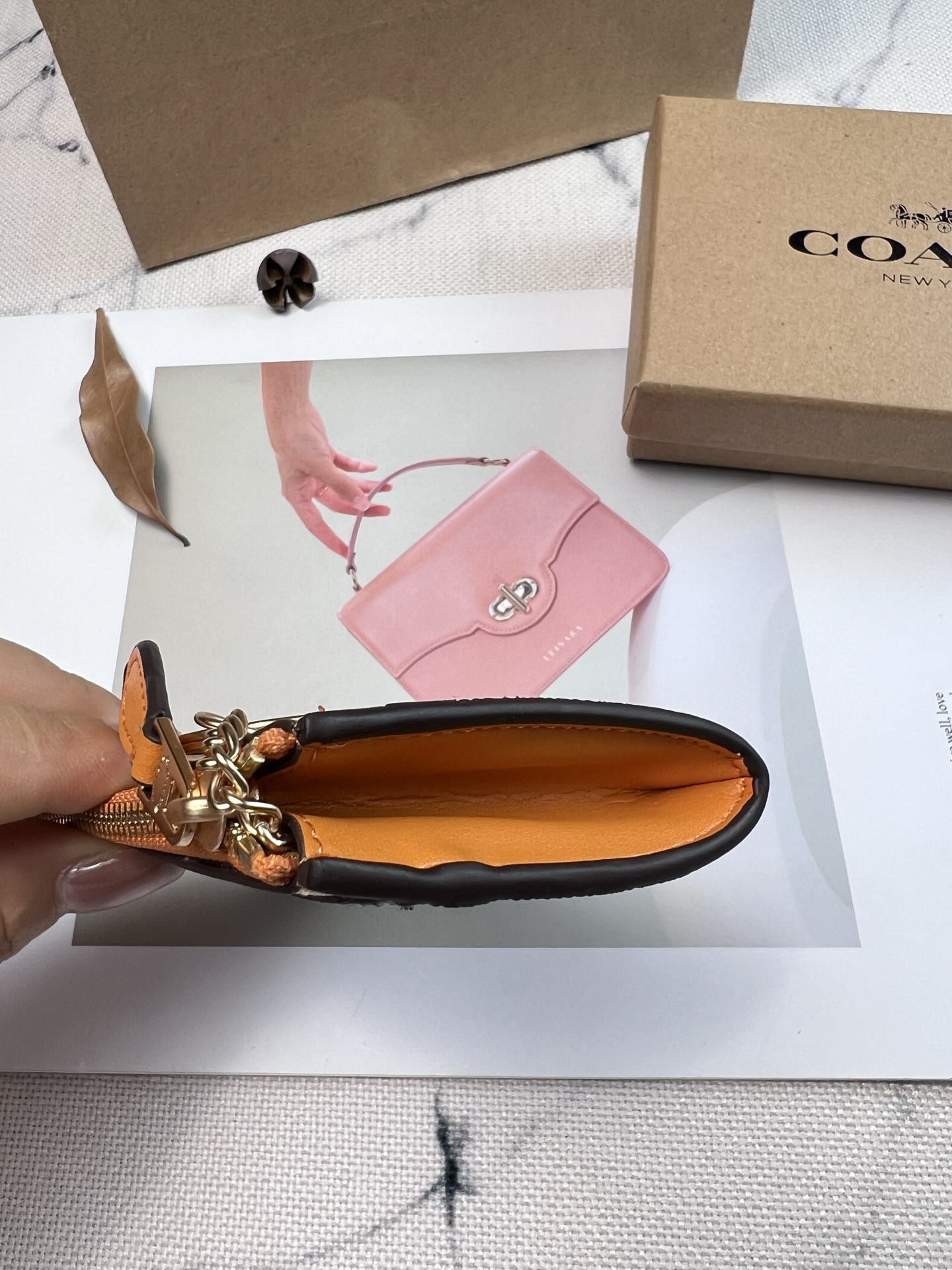 Coach ～新款coach卡包CAR21橘子 这个卡包好可爱 4个卡位 中间是拉链袋