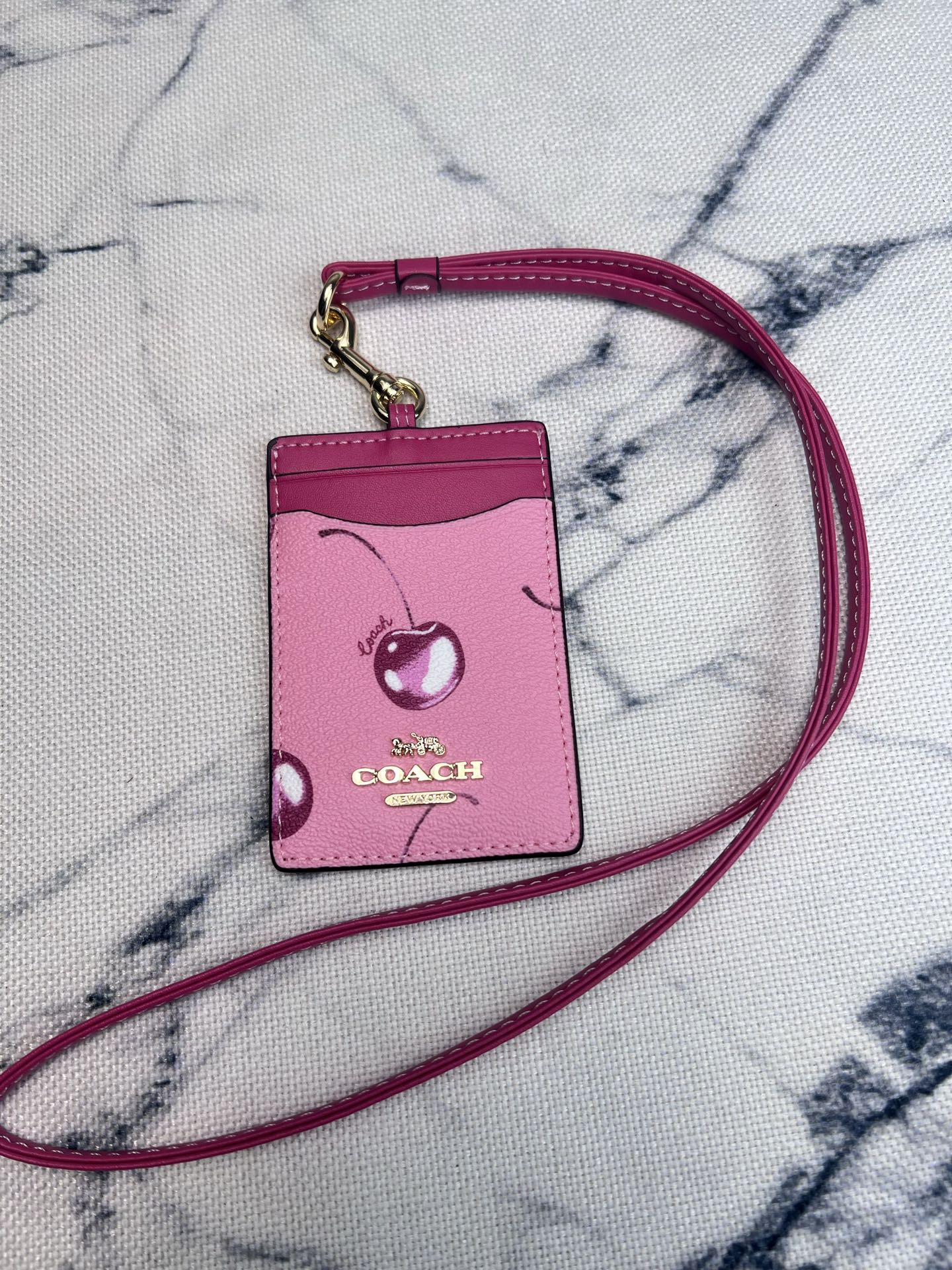 Coach ～coach 新款CCR833樱桃 工作牌 男女通用款 上班族 学生们的最爱 C字的logo标志