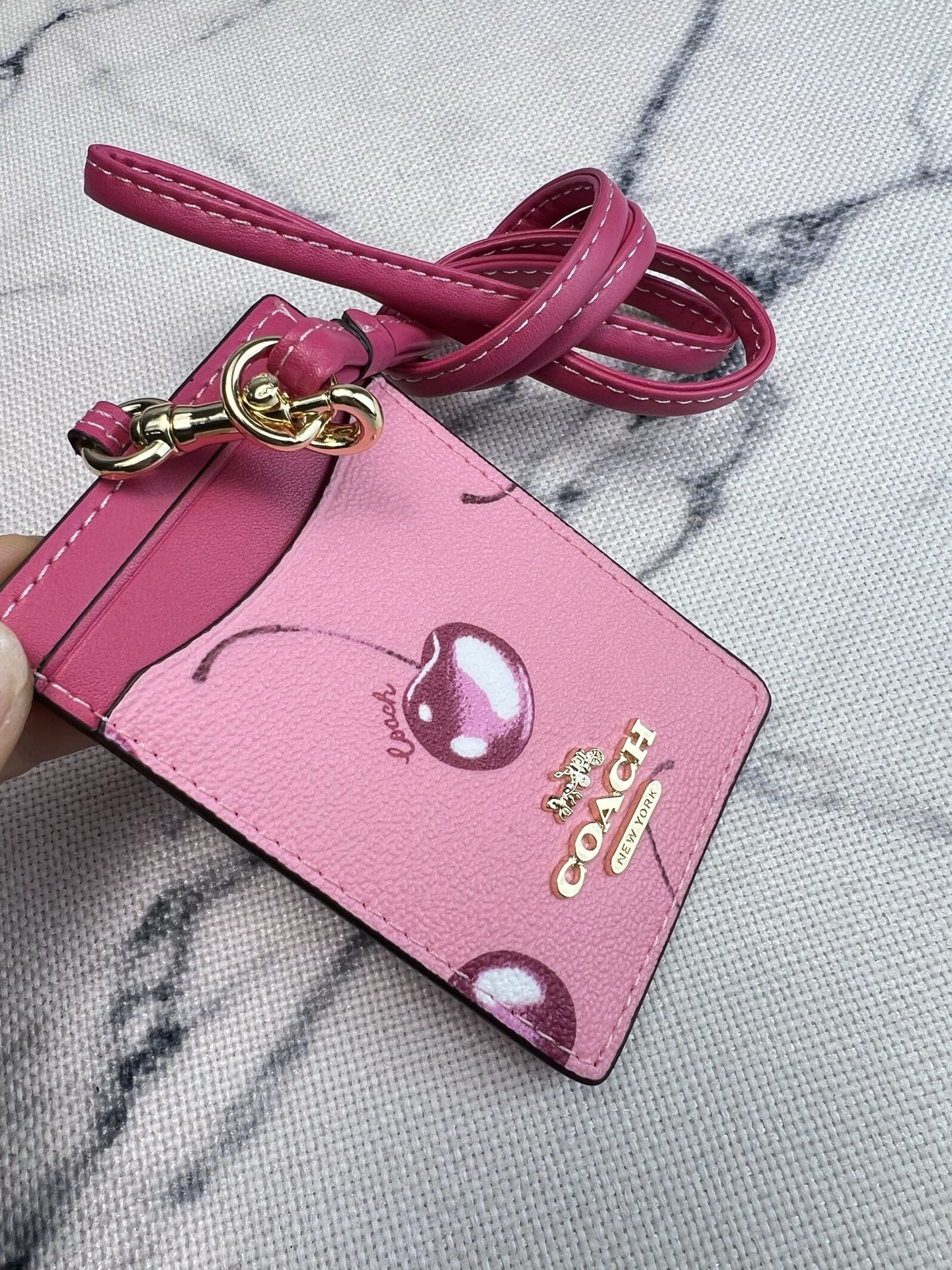Coach ～coach 新款CCR833樱桃 工作牌 男女通用款 上班族 学生们的最爱 C字的logo标志