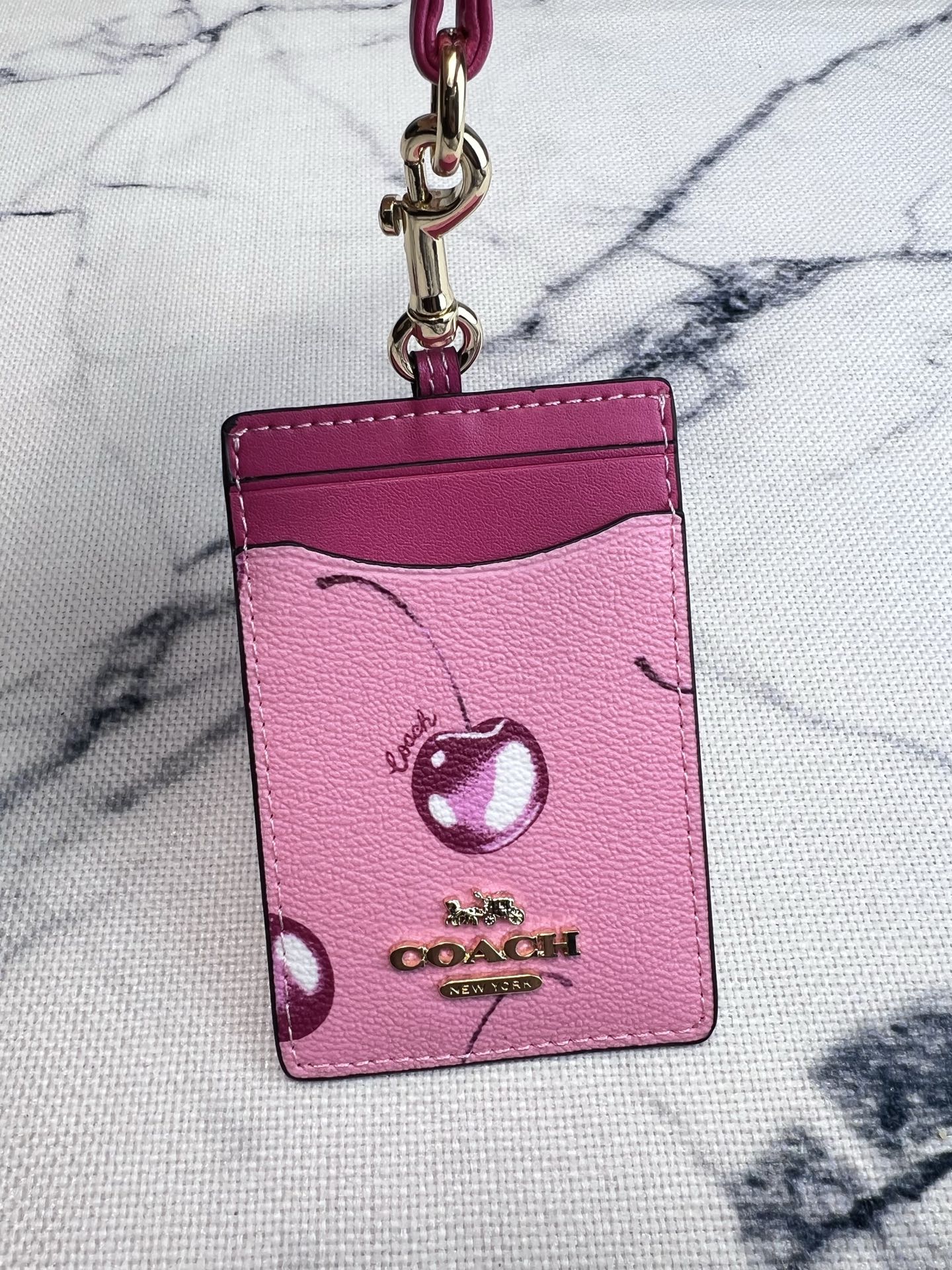 Coach ～coach 新款CCR833樱桃 工作牌 男女通用款 上班族 学生们的最爱 C字的logo标志