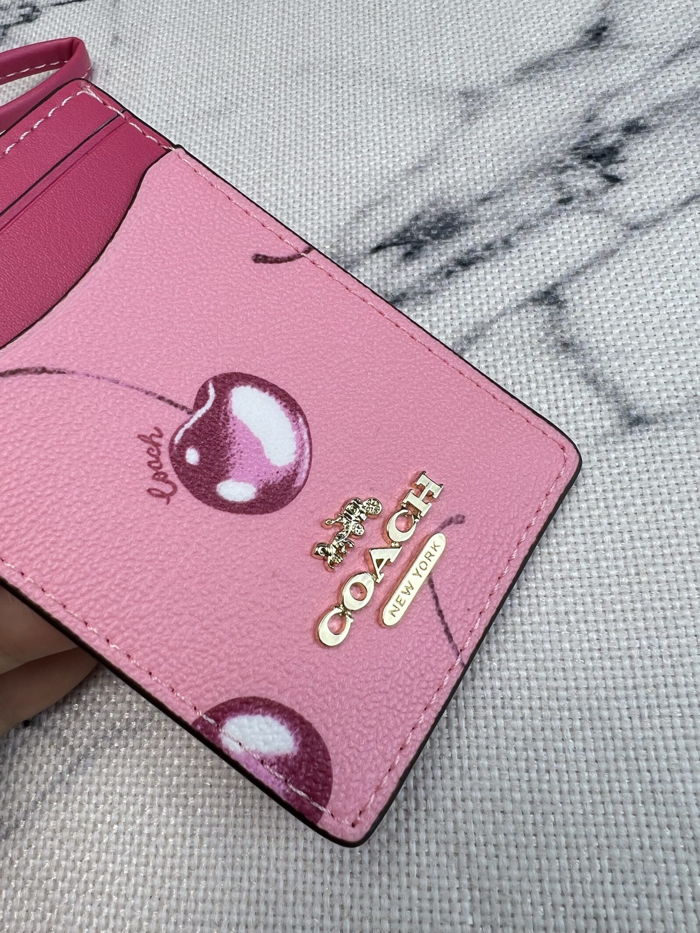 Coach ～coach 新款CCR833樱桃 工作牌 男女通用款 上班族 学生们的最爱 C字的logo标志