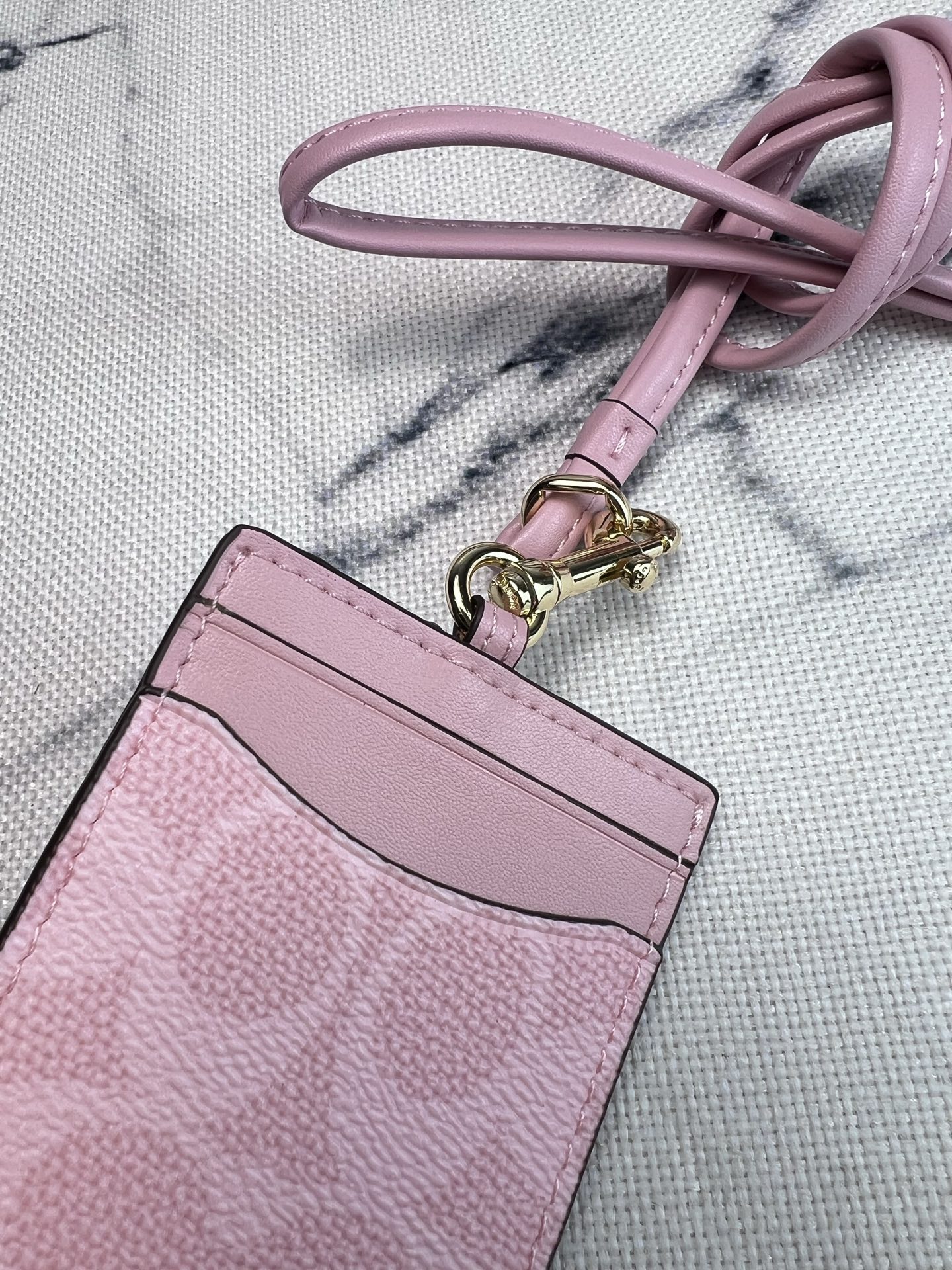 Coach ～coach 新款63274樱花粉 工作牌 男女通用款 上班族 学生们的最爱 C字的logo标志