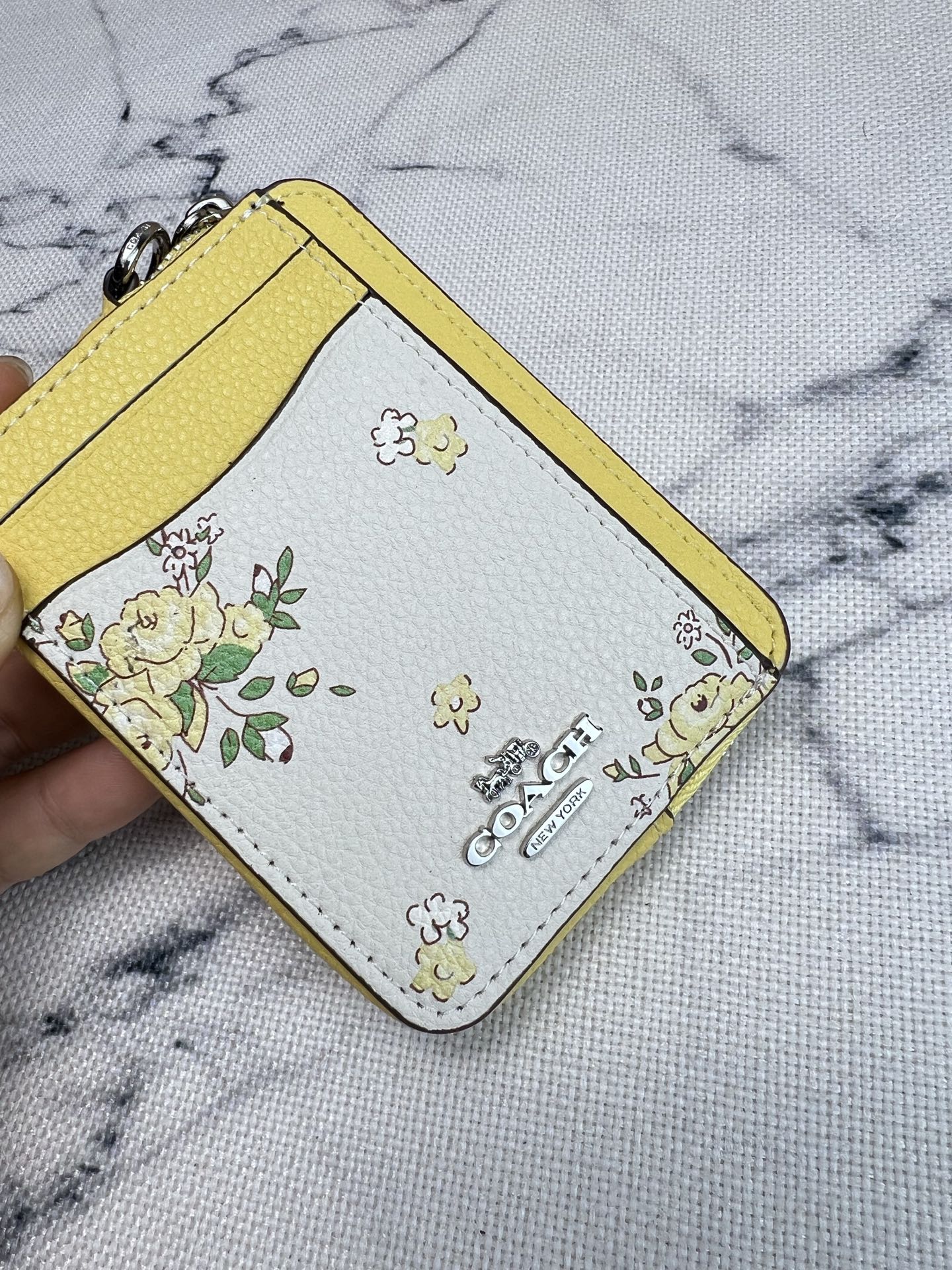 Coach ～COACH蔻驰 CAU44荔枝纹黄色花卉印花