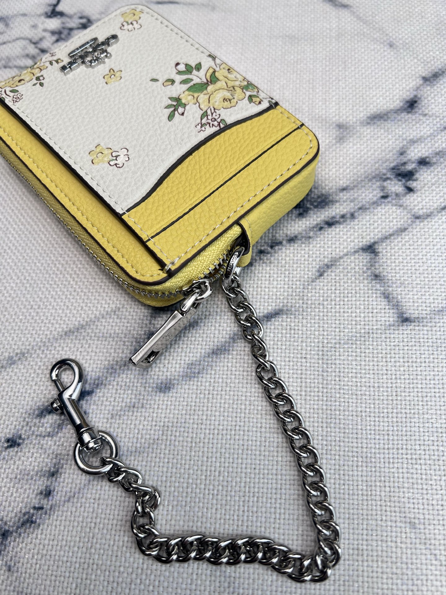 Coach ～COACH蔻驰 CAU44荔枝纹黄色花卉印花