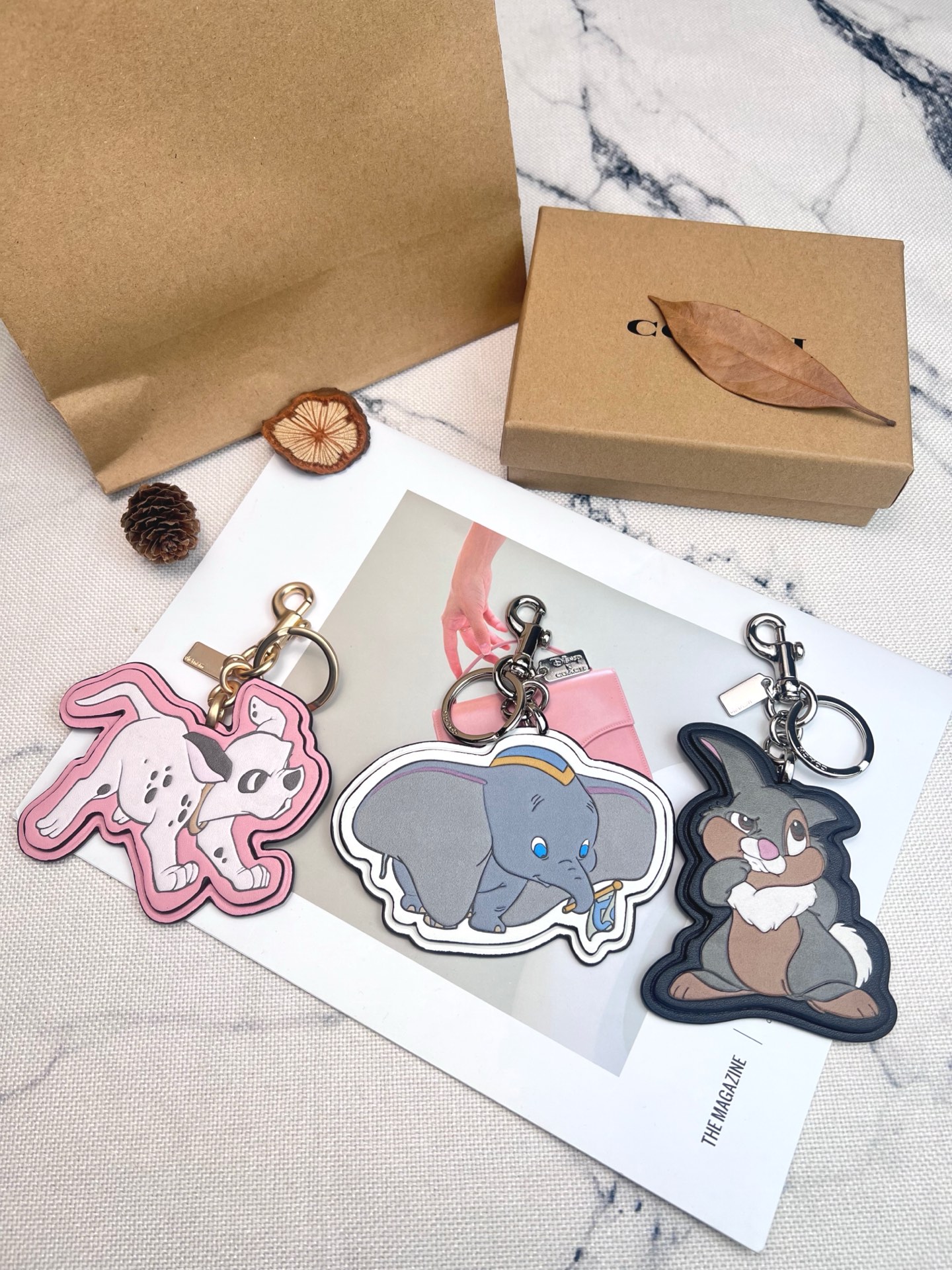 🐰Coach和Disney联名推出的Thumper挂件，灵感来自《小鹿斑比》，皮革材质+经典轮廓，细节超还原!金属钥匙扣+Coach标志吊牌，实用又有辨识度计。尺寸适中，包包、钥匙都能挂，装饰感满分，收藏价值也很高~迪士尼粉丝和Coach控必入，送礼自留都超合适
尺寸：8.25*10.16