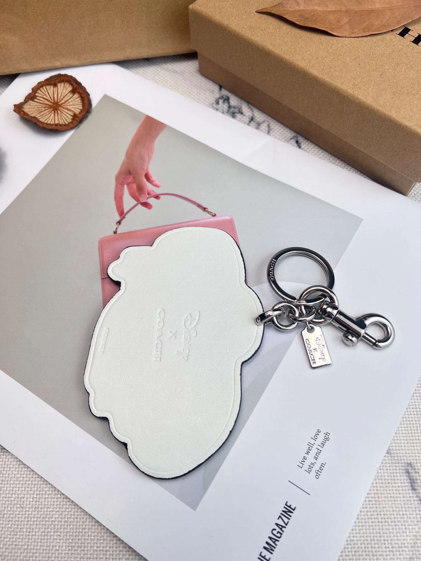 Coach x Disney联名的小飞象挂件，皮革材质+经典卡通造型，细节超还原!金属钥匙扣，包
包、钥匙都能挂，实用又可爱计。尺寸刚好，日常搭配无压力，迪士尼粉丝必收，送礼or自留都超合适，童心满满，收藏价值也很高哦!
尺寸8*12cm