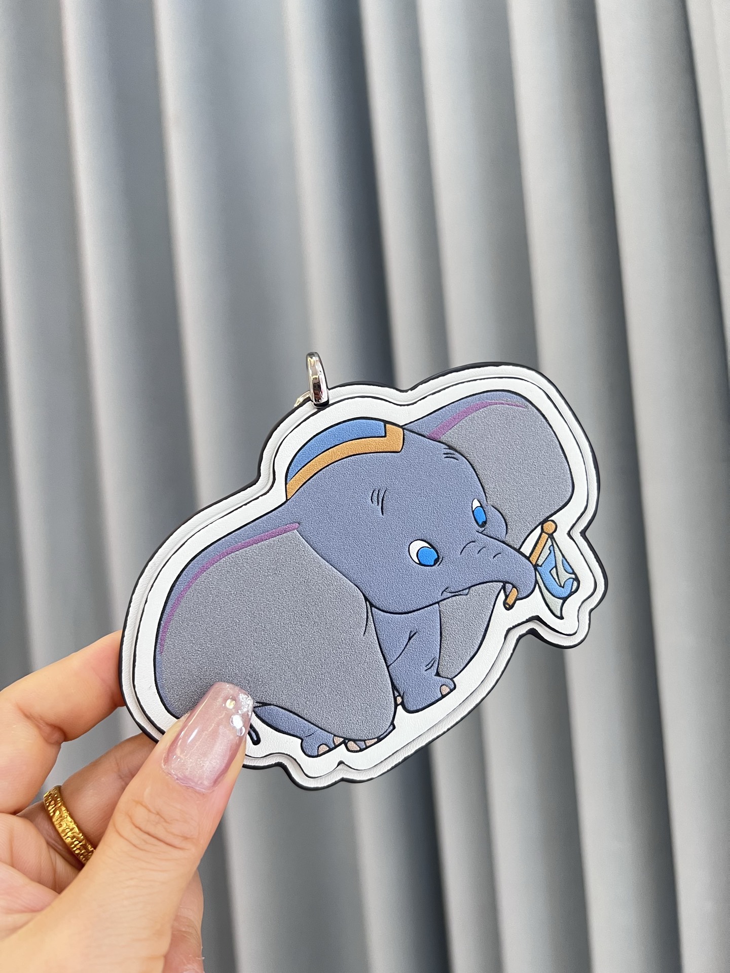 Coach x Disney联名的小飞象挂件，皮革材质+经典卡通造型，细节超还原!金属钥匙扣，包
包、钥匙都能挂，实用又可爱计。尺寸刚好，日常搭配无压力，迪士尼粉丝必收，送礼or自留都超合适，童心满满，收藏价值也很高哦!
尺寸8*12cm