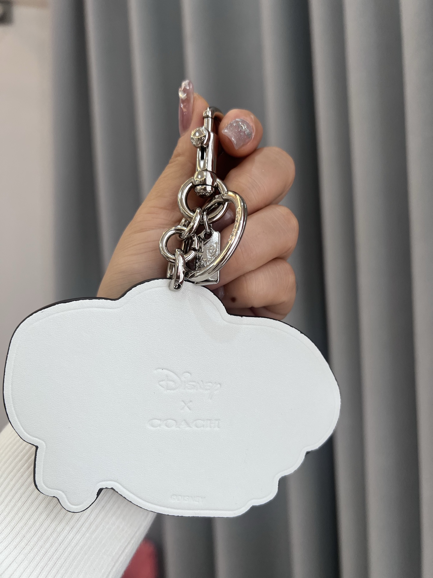 Coach x Disney联名的小飞象挂件，皮革材质+经典卡通造型，细节超还原!金属钥匙扣，包
包、钥匙都能挂，实用又可爱计。尺寸刚好，日常搭配无压力，迪士尼粉丝必收，送礼or自留都超合适，童心满满，收藏价值也很高哦!
尺寸8*12cm