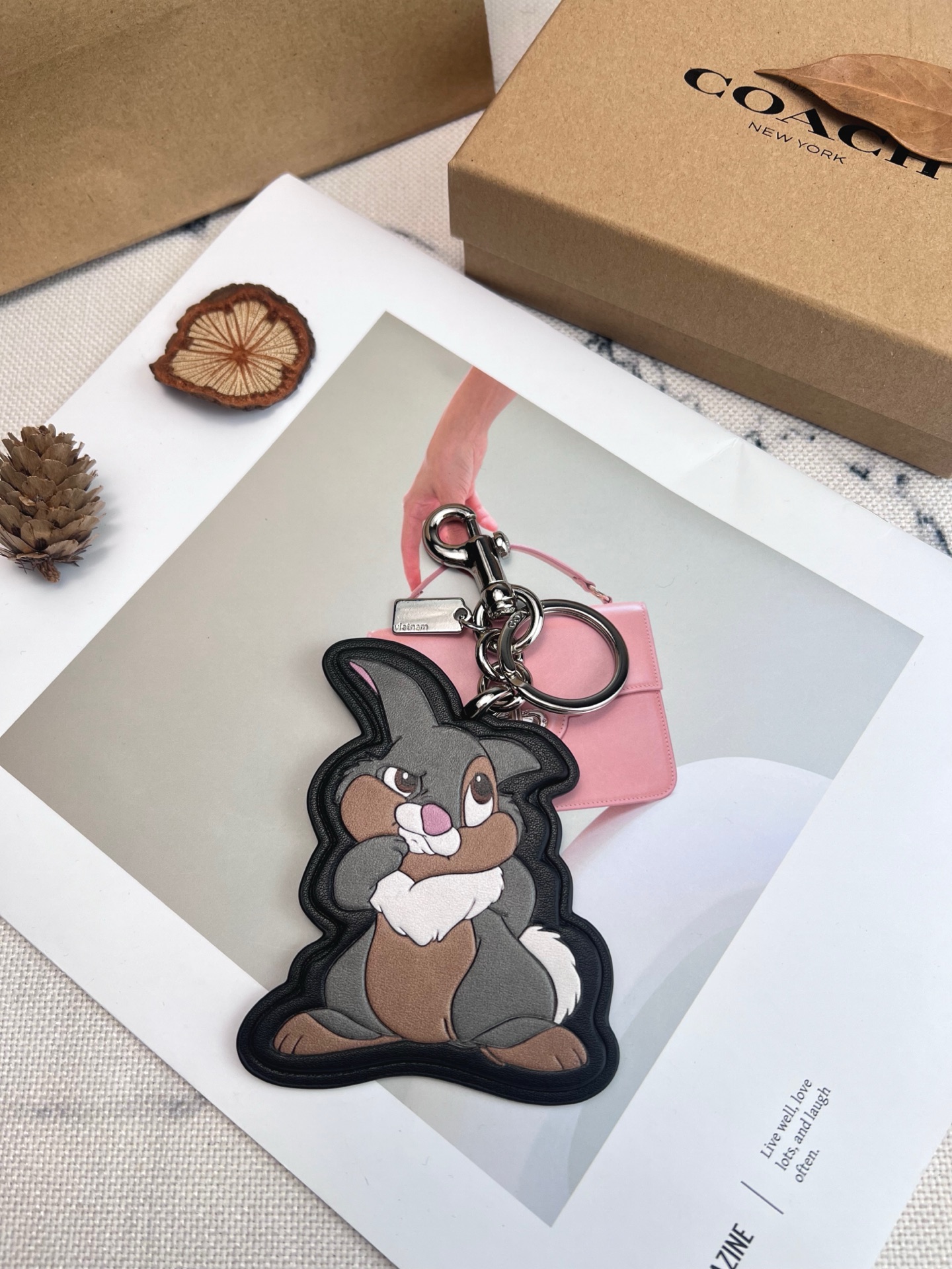 🐰Coach和Disney联名推出的Thumper挂件，灵感来自《小鹿斑比》，皮革材质+经典轮廓，细节超还原!金属钥匙扣+Coach标志吊牌，实用又有辨识度计。尺寸适中，包包、钥匙都能挂，装饰感满分，收藏价值也很高~迪士尼粉丝和Coach控必入，送礼自留都超合适
尺寸：8.25*10.16