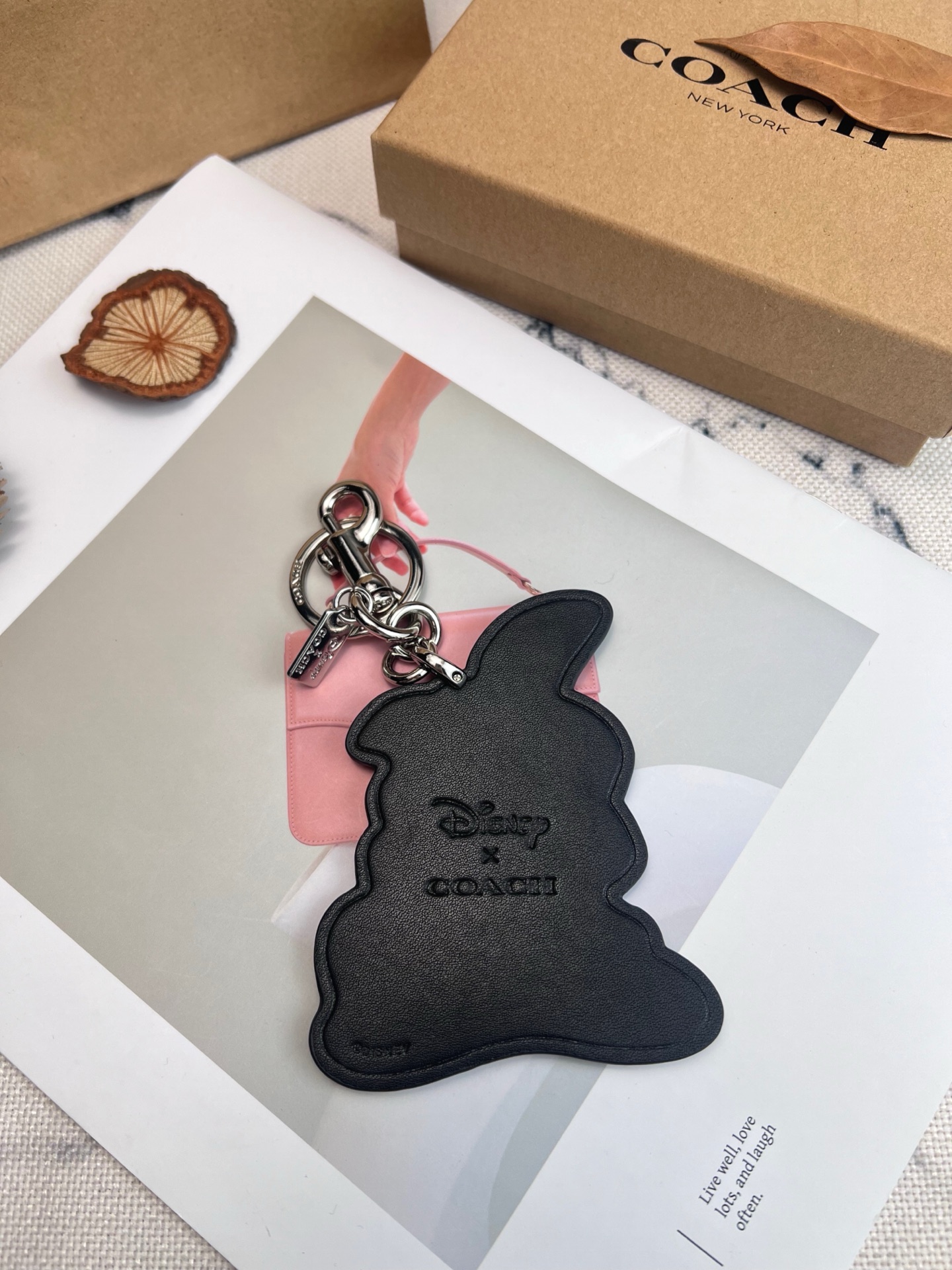 🐰Coach和Disney联名推出的Thumper挂件，灵感来自《小鹿斑比》，皮革材质+经典轮廓，细节超还原!金属钥匙扣+Coach标志吊牌，实用又有辨识度计。尺寸适中，包包、钥匙都能挂，装饰感满分，收藏价值也很高~迪士尼粉丝和Coach控必入，送礼自留都超合适
尺寸：8.25*10.16