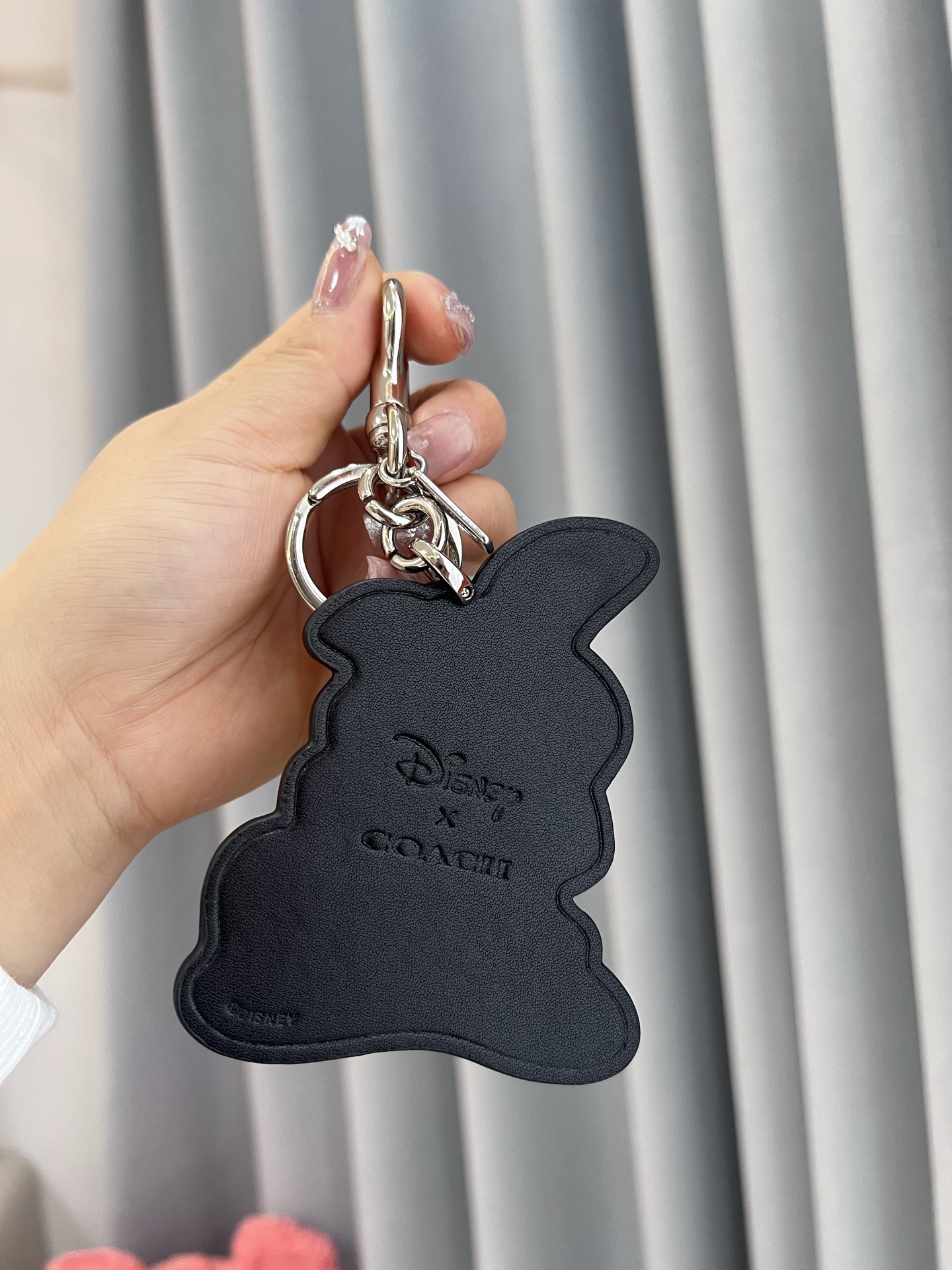 🐰Coach和Disney联名推出的Thumper挂件，灵感来自《小鹿斑比》，皮革材质+经典轮廓，细节超还原!金属钥匙扣+Coach标志吊牌，实用又有辨识度计。尺寸适中，包包、钥匙都能挂，装饰感满分，收藏价值也很高~迪士尼粉丝和Coach控必入，送礼自留都超合适
尺寸：8.25*10.16