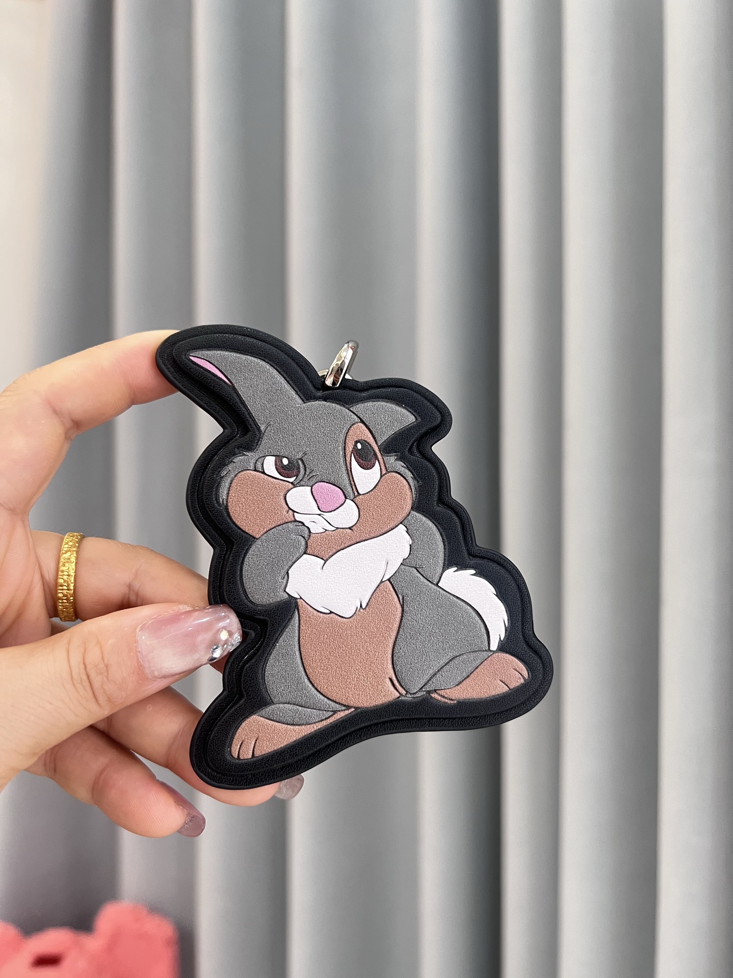 🐰Coach和Disney联名推出的Thumper挂件，灵感来自《小鹿斑比》，皮革材质+经典轮廓，细节超还原!金属钥匙扣+Coach标志吊牌，实用又有辨识度计。尺寸适中，包包、钥匙都能挂，装饰感满分，收藏价值也很高~迪士尼粉丝和Coach控必入，送礼自留都超合适
尺寸：8.25*10.16