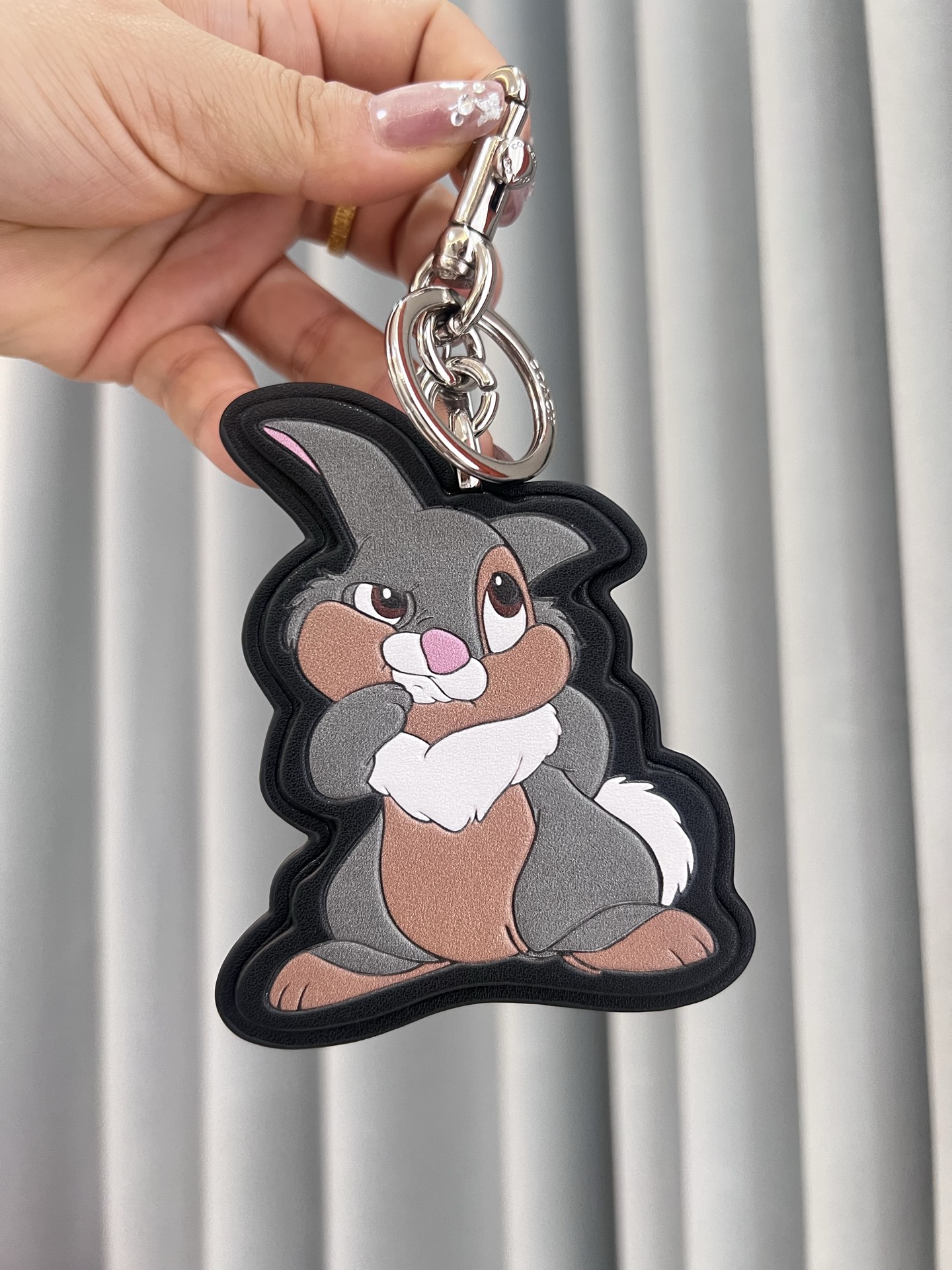 🐰Coach和Disney联名推出的Thumper挂件，灵感来自《小鹿斑比》，皮革材质+经典轮廓，细节超还原!金属钥匙扣+Coach标志吊牌，实用又有辨识度计。尺寸适中，包包、钥匙都能挂，装饰感满分，收藏价值也很高~迪士尼粉丝和Coach控必入，送礼自留都超合适
尺寸：8.25*10.16