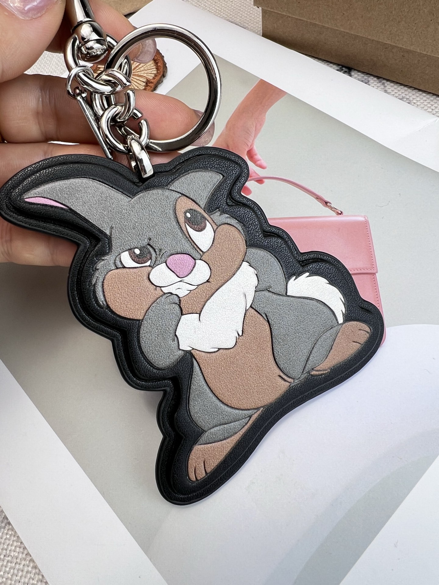 🐰Coach和Disney联名推出的Thumper挂件，灵感来自《小鹿斑比》，皮革材质+经典轮廓，细节超还原!金属钥匙扣+Coach标志吊牌，实用又有辨识度计。尺寸适中，包包、钥匙都能挂，装饰感满分，收藏价值也很高~迪士尼粉丝和Coach控必入，送礼自留都超合适
尺寸：8.25*10.16
