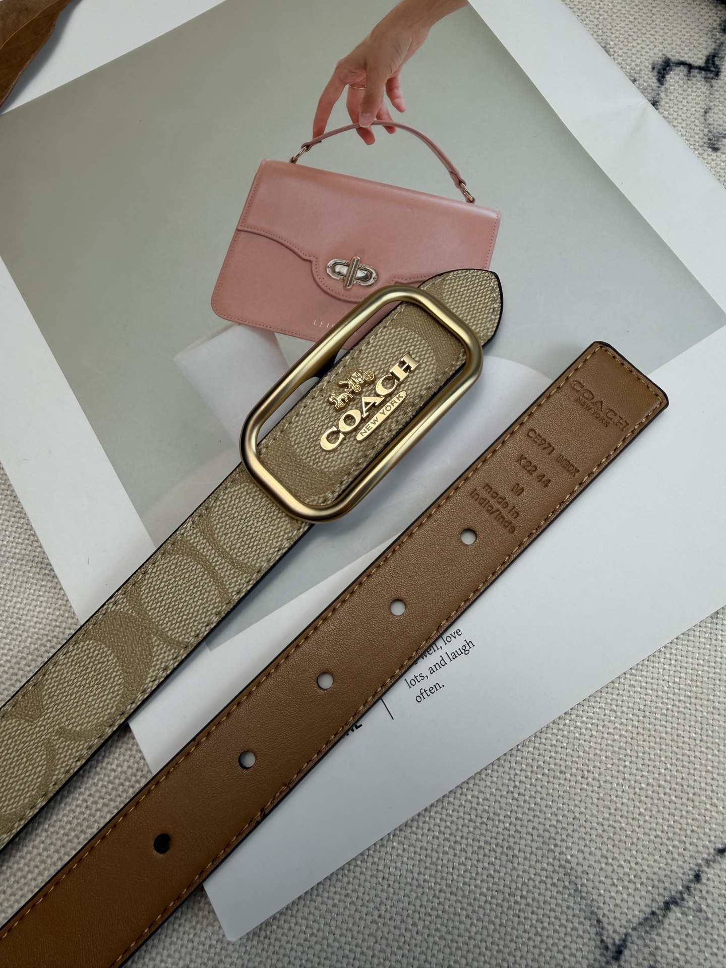 Coach ～Coach Morgan系列女士皮带 CE971 浅杏老花帆布+金属方扣 简约 风满分