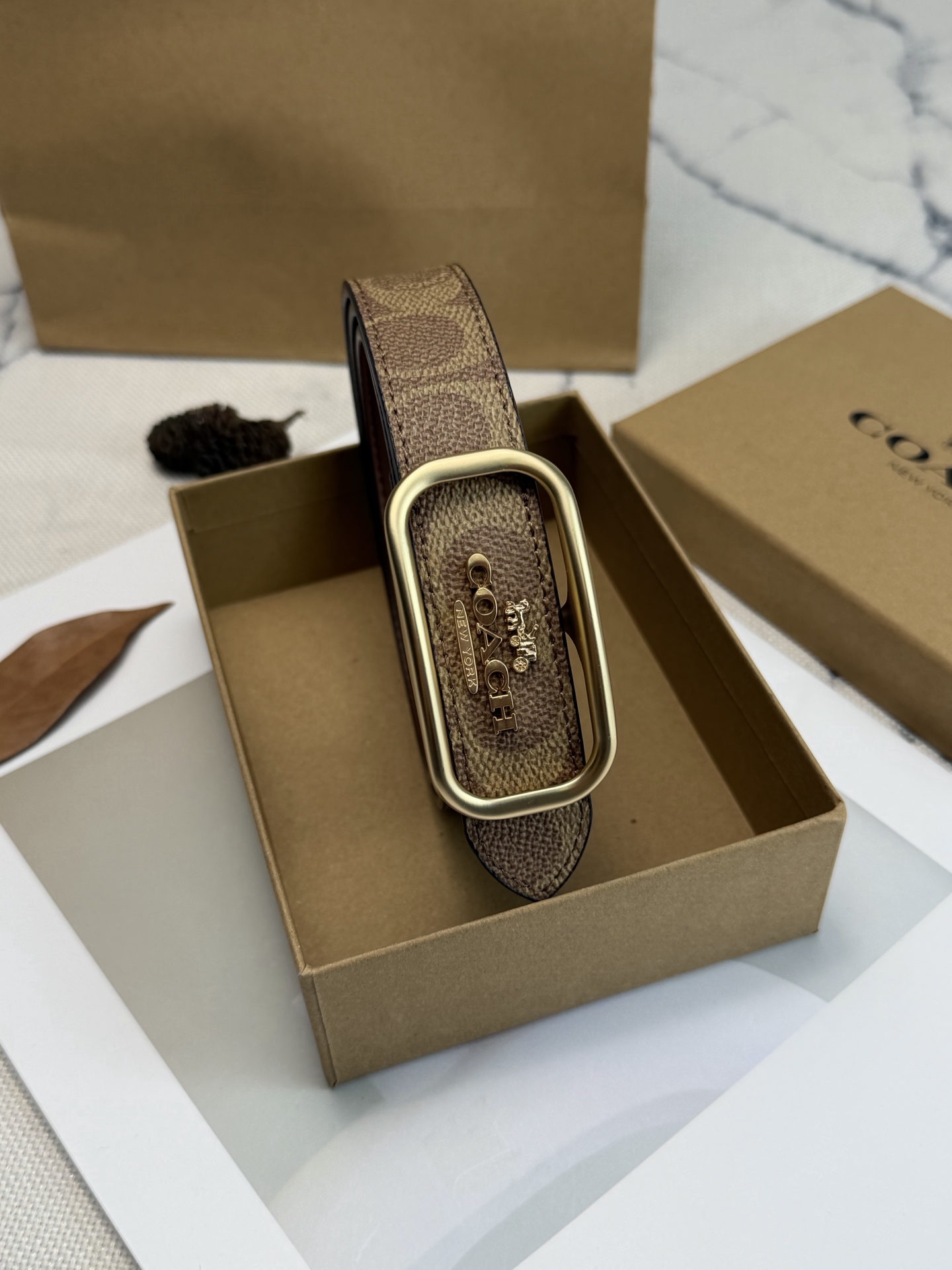 Coach ～Coach Morgan系列女士皮带 CE971 卡其小花老花帆布+金属方扣 简约 风满分