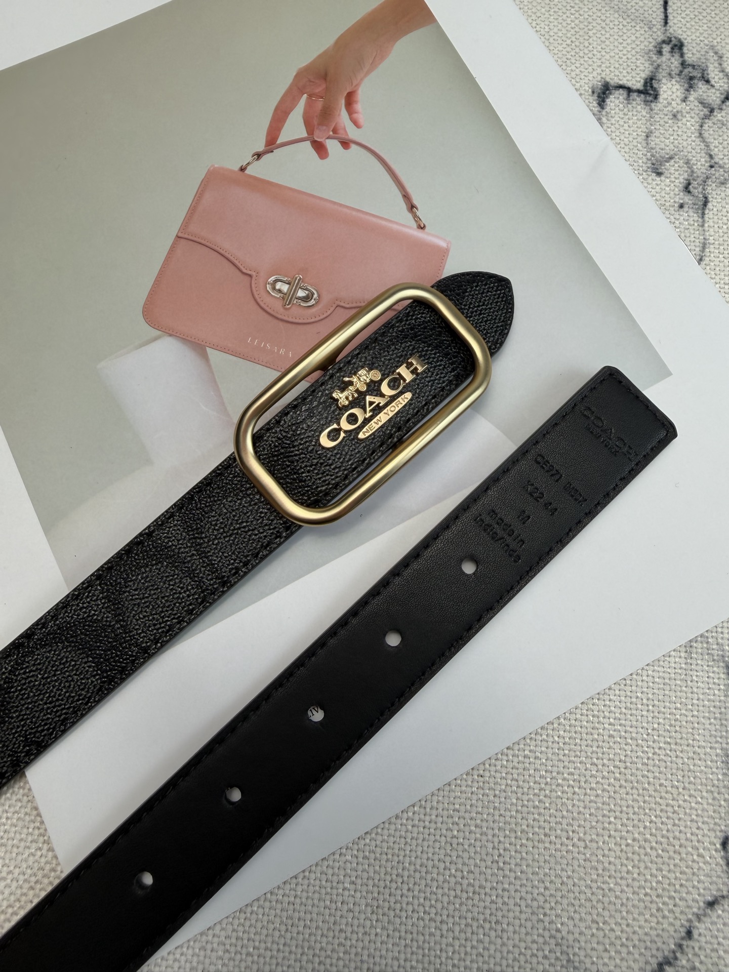 Coach ～Coach Morgan系列女士皮带 CE971 黑色老花帆布+金属方扣 简约 风满分