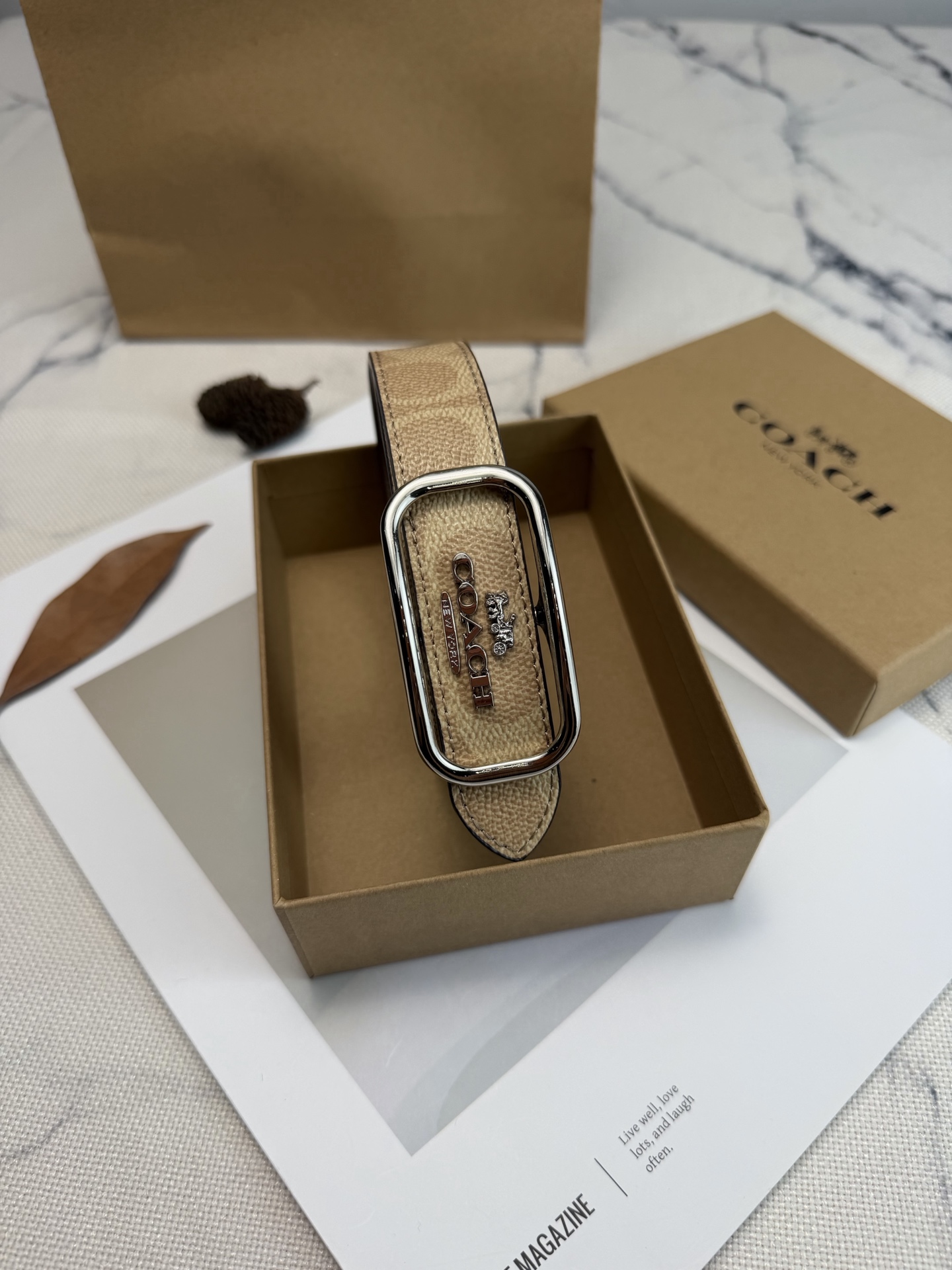 Coach ～Coach Morgan系列女士皮带 CE971 奶茶色老花帆布+金属方扣 简约 风满分
